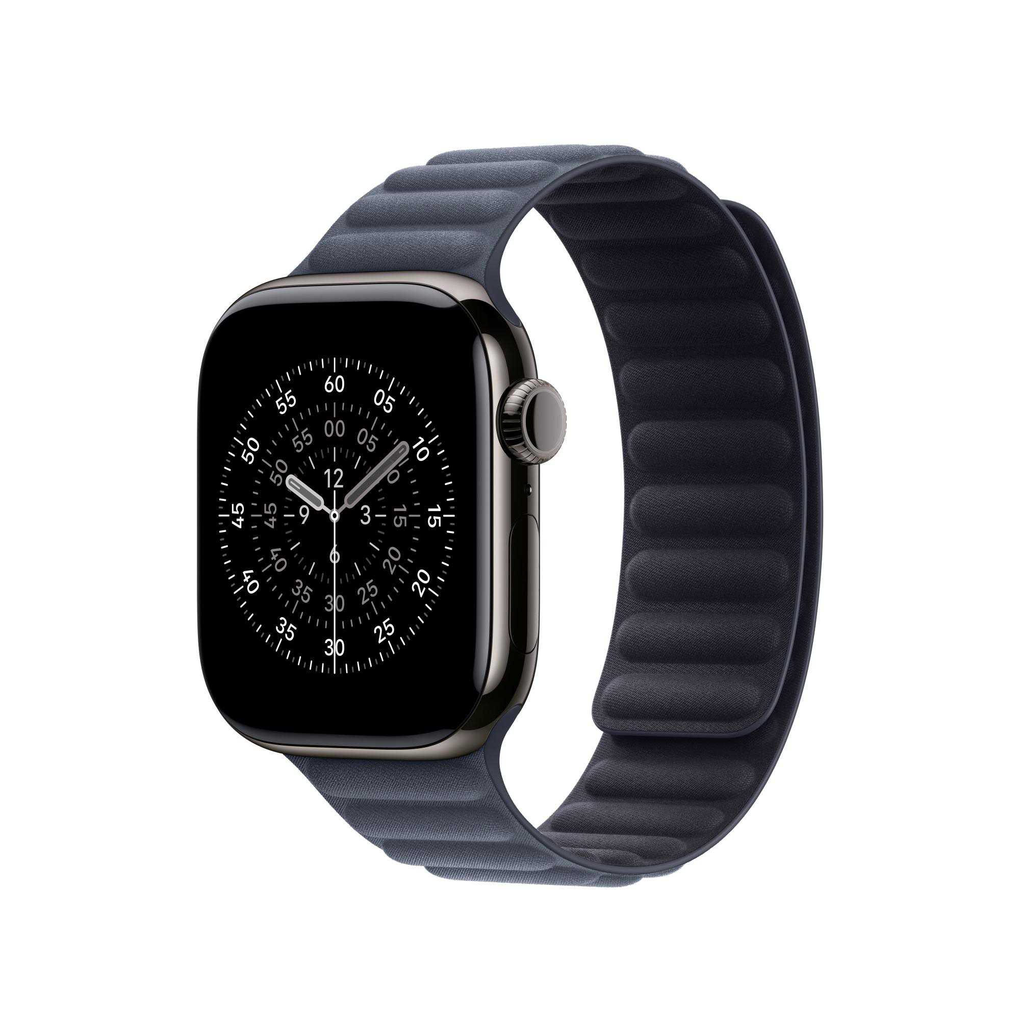 Eine Apple Watch mit dunklem Display und dunkelblauem Magnetband. Die Uhr zeigt die Uhrzeit an.