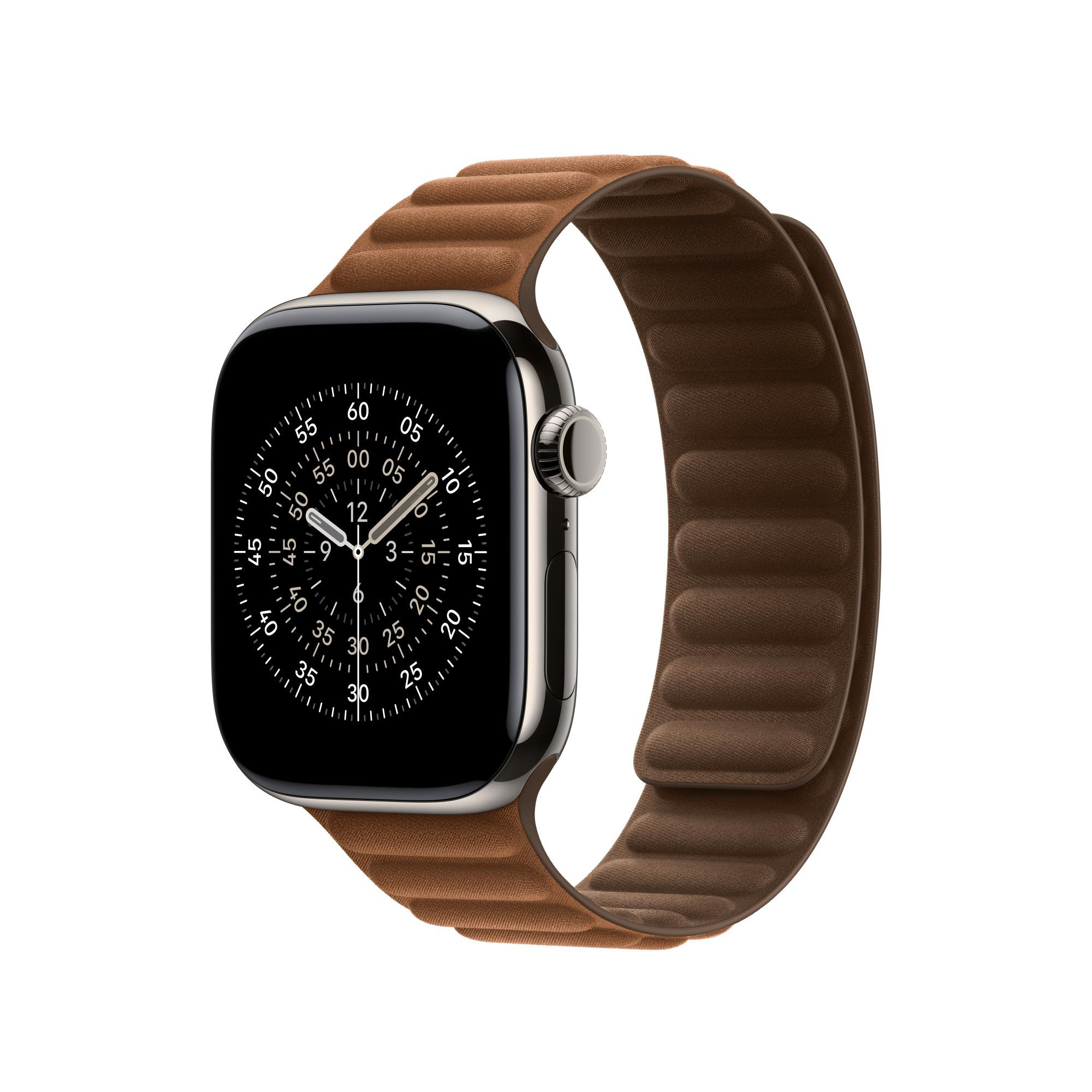 Eine silberne Apple Watch mit braunem Lederarmband. Das Zifferblatt zeigt die Uhrzeit. Weißer Hintergrund.