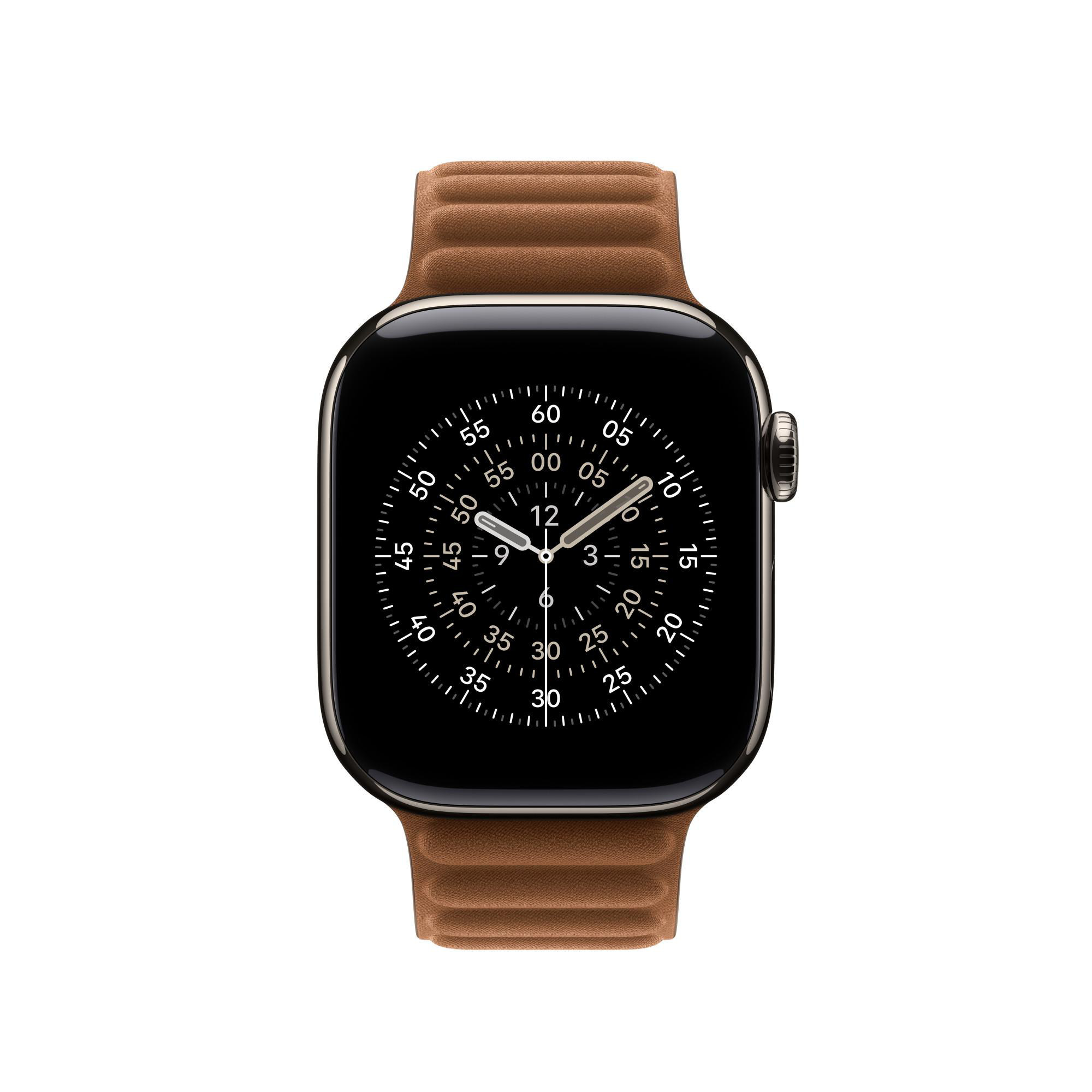 Eine Apple Watch mit braunem Lederarmband. Das Zifferblatt zeigt die Uhrzeit an. Der Hintergrund ist weiß.