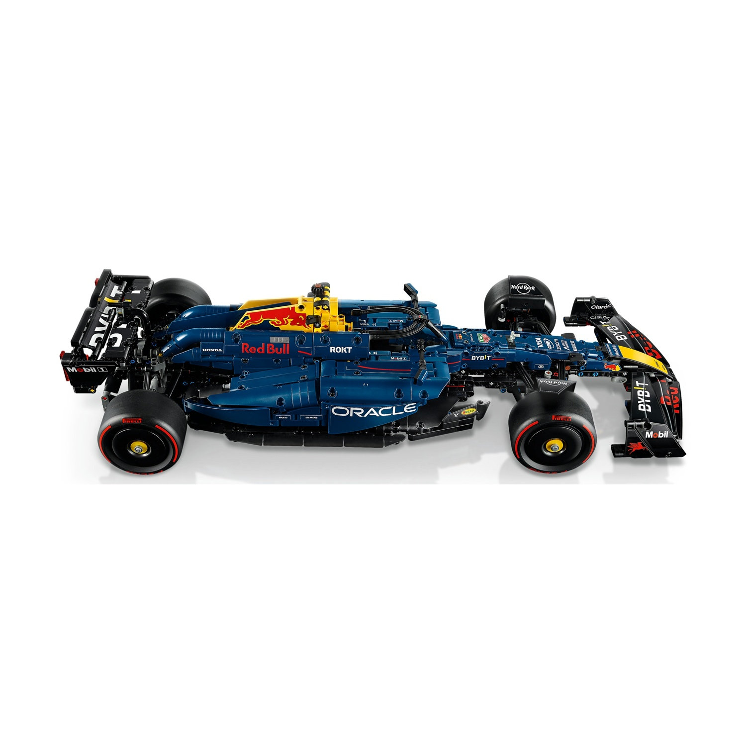 Un modello di auto di Formula 1 Red Bull blu e giallo. Presenta loghi di sponsor come Oracle, Bybit e Pirelli.