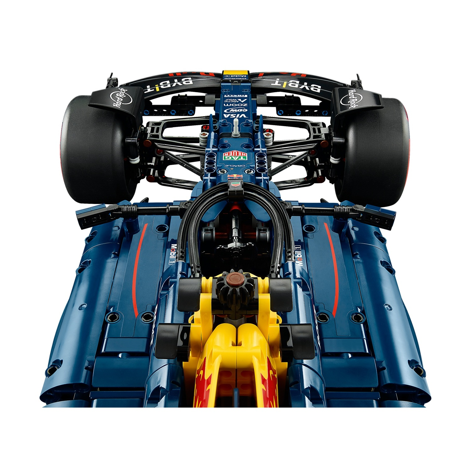 Un modello Lego di una macchina di Formula 1. È blu, giallo e nero con loghi degli sponsor. I pneumatici sono neri. Lo sfondo è bianco.