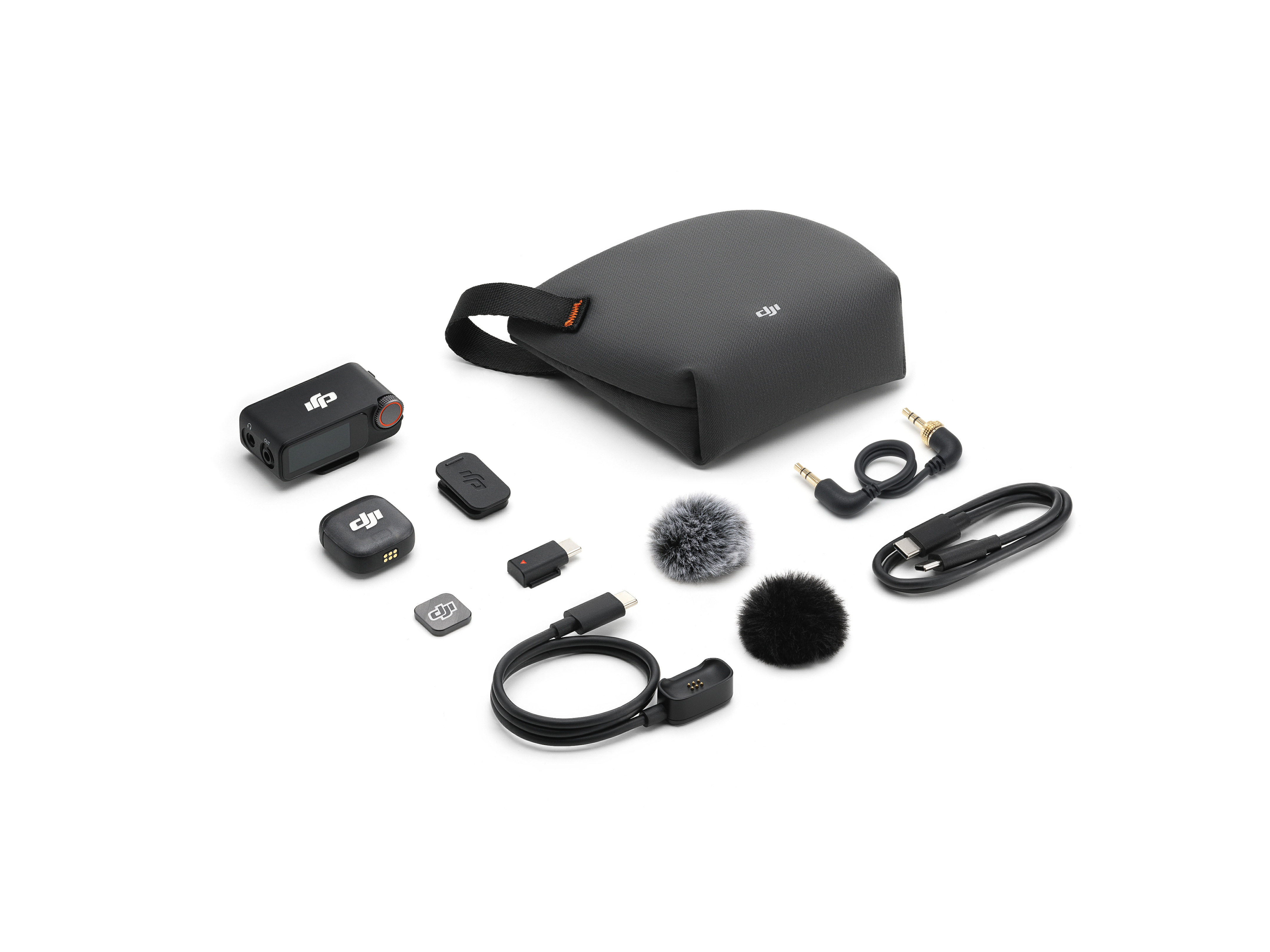 Beyaz zemin üzerinde siyah bir DJI mikrofon kiti. Mikrofonlar, kablolar, çanta ve adaptörler içerir.