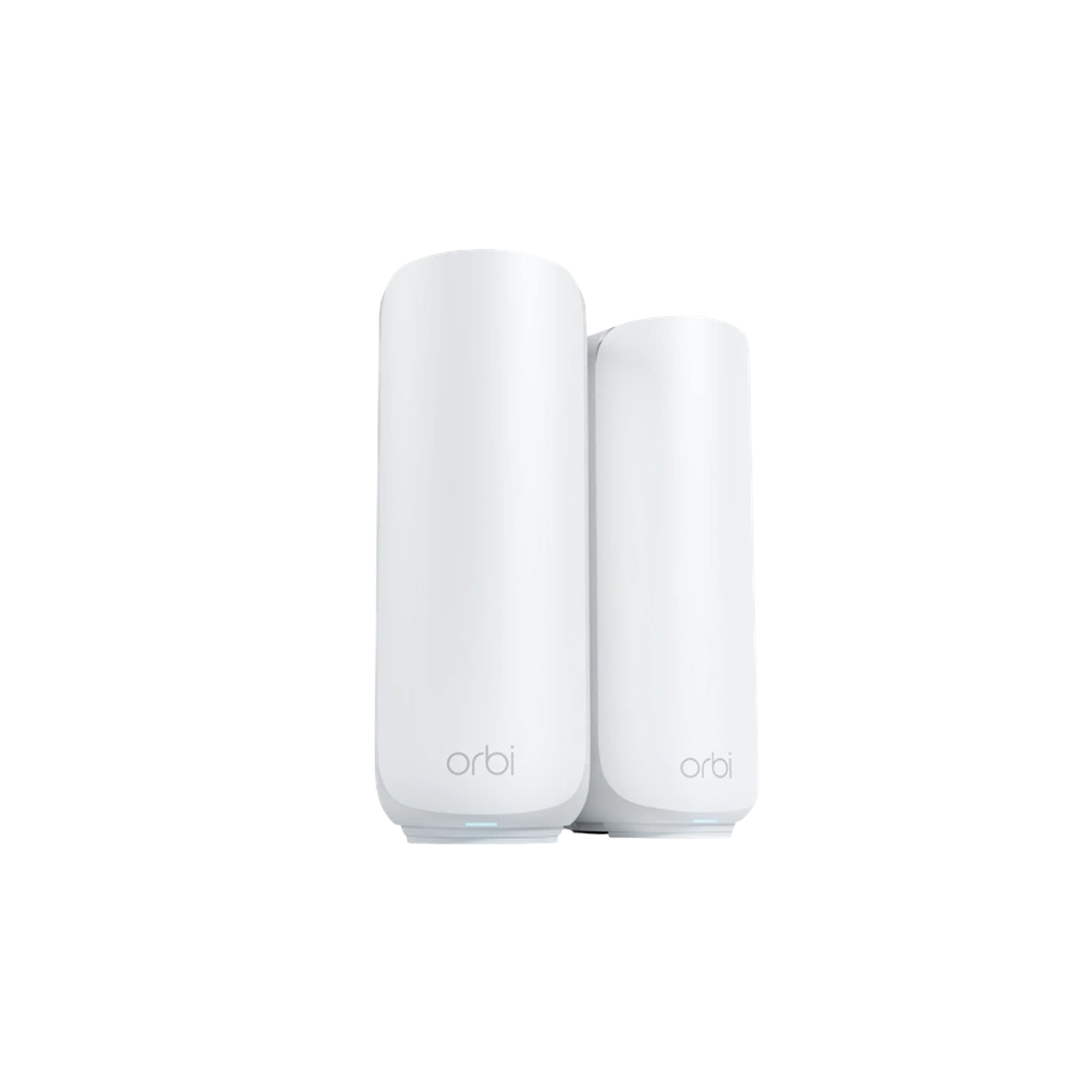 Deux appareils Orbi blancs sur fond blanc. Le plus grand est à gauche, légèrement derrière le plus petit.