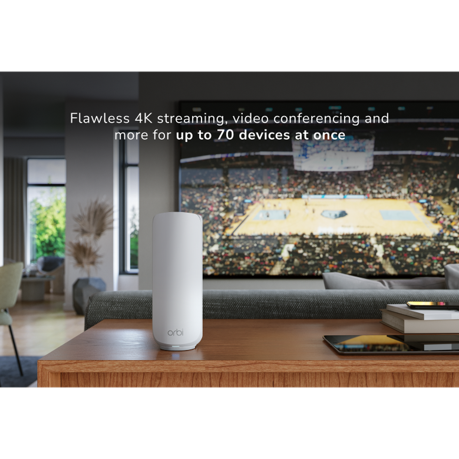 Un modem blanc sur une table en bois. Une grande télévision affiche un match de basket-ball. Texte : 'Flawless 4K streaming...'