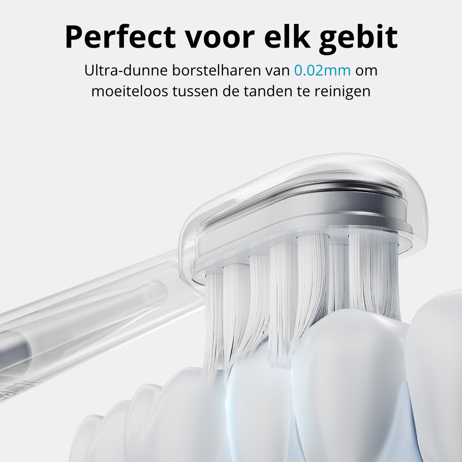 Close-up van tandenborstelborstels die tanden schoonmaken. Tekst zegt 'Perfect voor elke mond'. Ultradunne borstels reinigen moeiteloos.