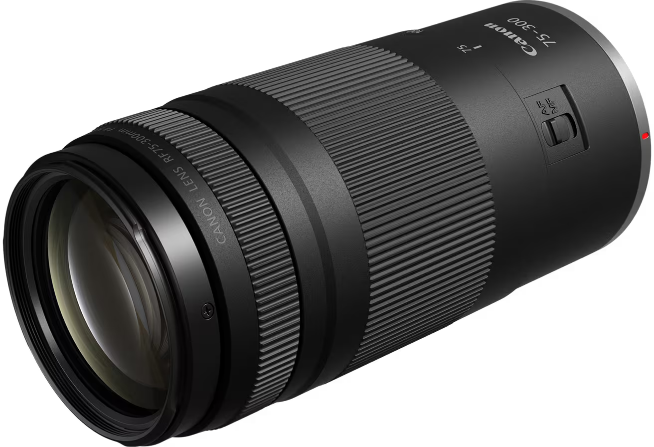 Egy Canon RF 75-300mm objektív. Fekete, bordázott szakaszokkal és Canon márkajelzéssel. Láthatóak a fókusz- és zoomgyűrűk.