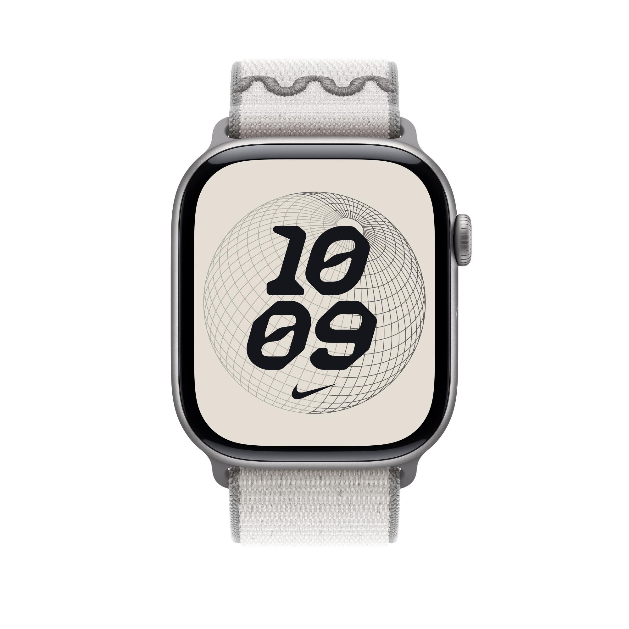 Apple Watch mit hellgrauem Armband. Das Zifferblatt zeigt ein schwarzes Nike-Logo und die Uhrzeit.