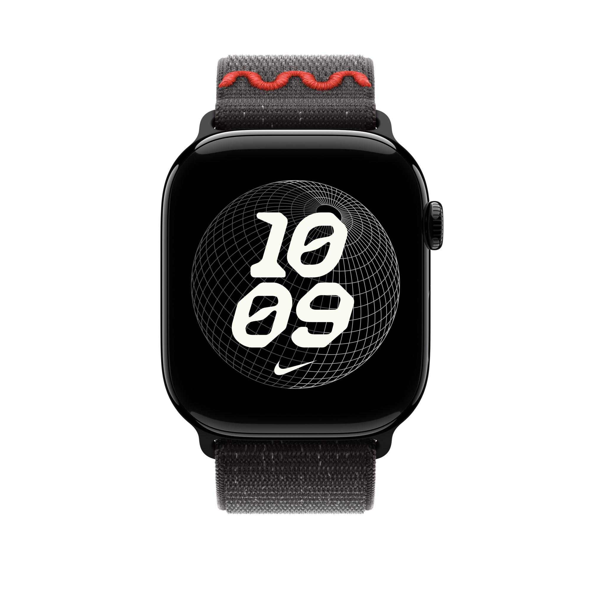 Eine schwarze Apple Watch mit grauem Armband und roten Nähten. Der Bildschirm zeigt die Zeit und ein Nike-Logo.