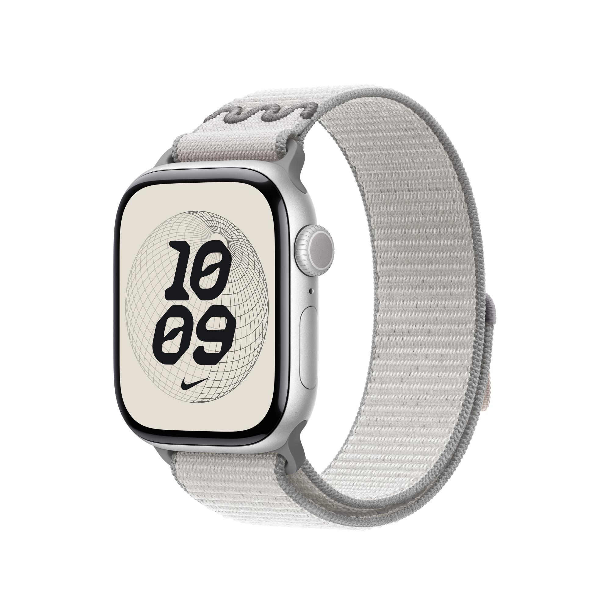 Silberne Apple Watch mit hellgrauem gewebtem Armband. Das Zifferblatt zeigt 10:09 und ein Rastermuster mit Nike-Logo.
