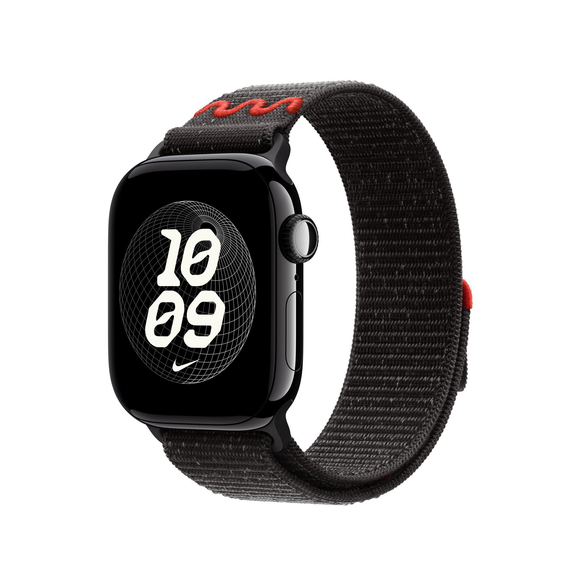 Schwarze Apple Watch mit dunkelgrauem Armband. Das Zifferblatt zeigt die Uhrzeit an. Rote Nähte akzentuieren das Band.