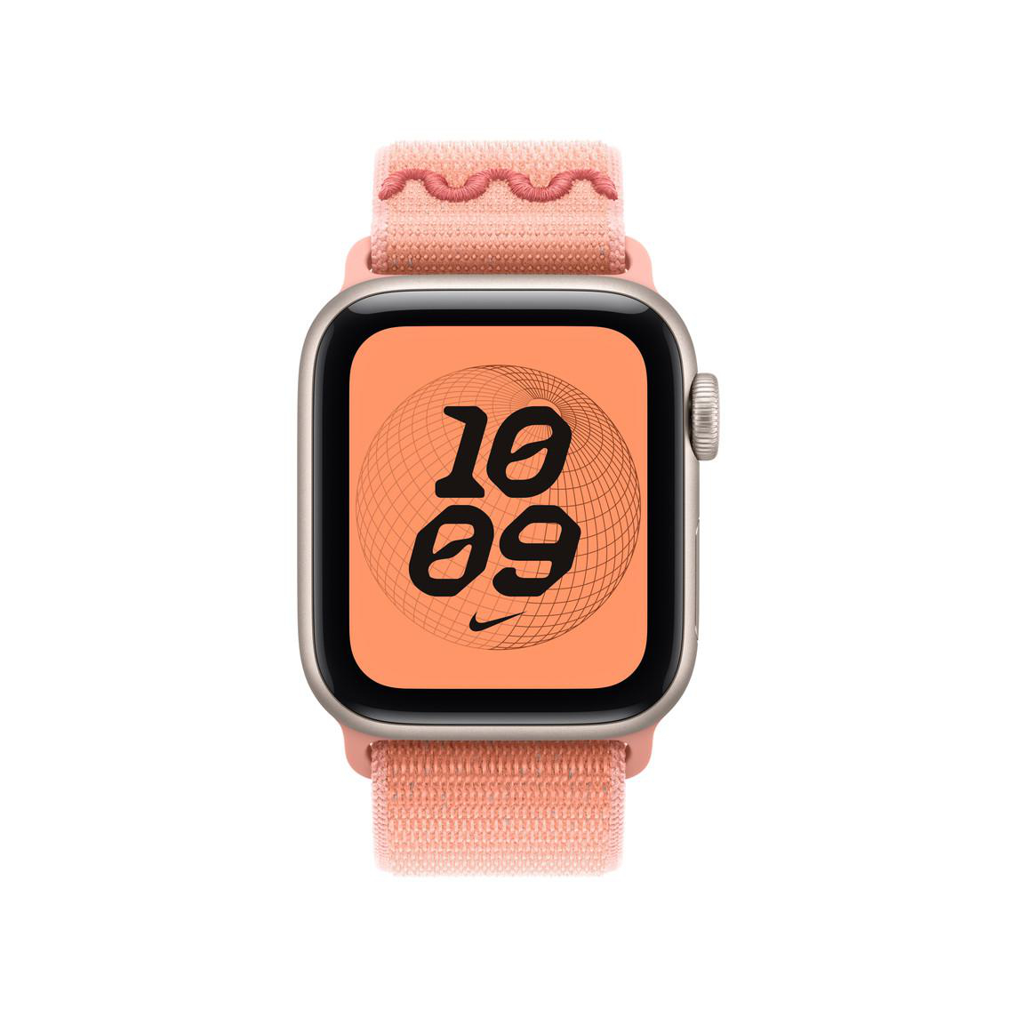 Eine Apple Watch mit hellorangefarbenem Bildschirm, der die Uhrzeit '10:09' anzeigt. Es hat ein rosa Armband und ein silbernes Gehäuse.