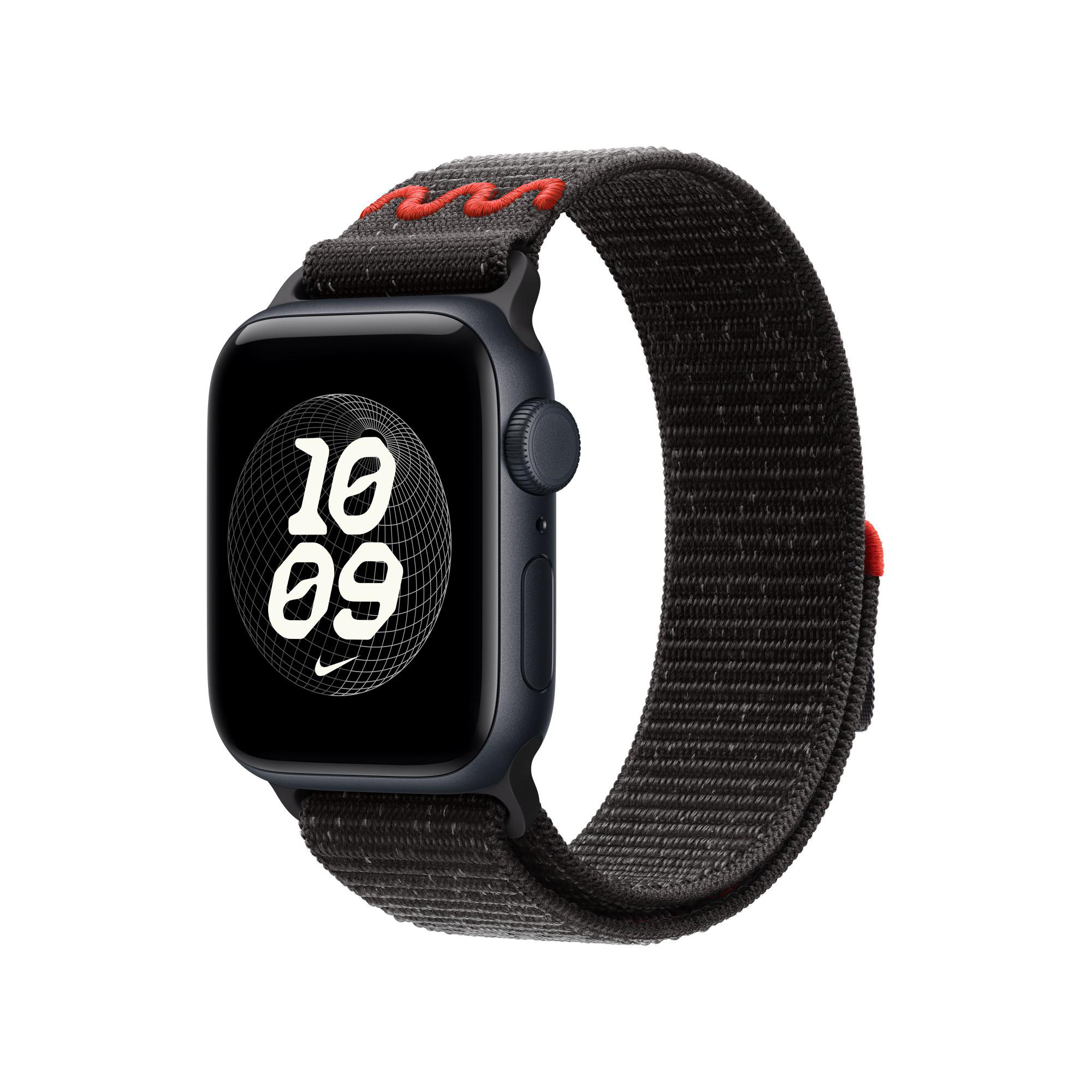 Schwarze Apple Watch mit schwarzem Band. Das Zifferblatt zeigt die Uhrzeit. Rote Nähte sind auf dem Band.