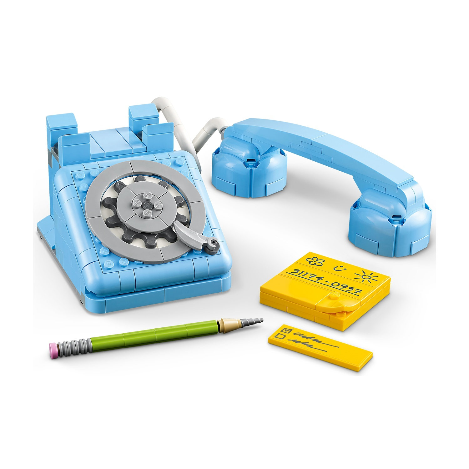 Un telefono Lego azzurro, un ricevitore e un blocco note con una matita. Il blocco note è giallo con scarabocchi e un numero di telefono.