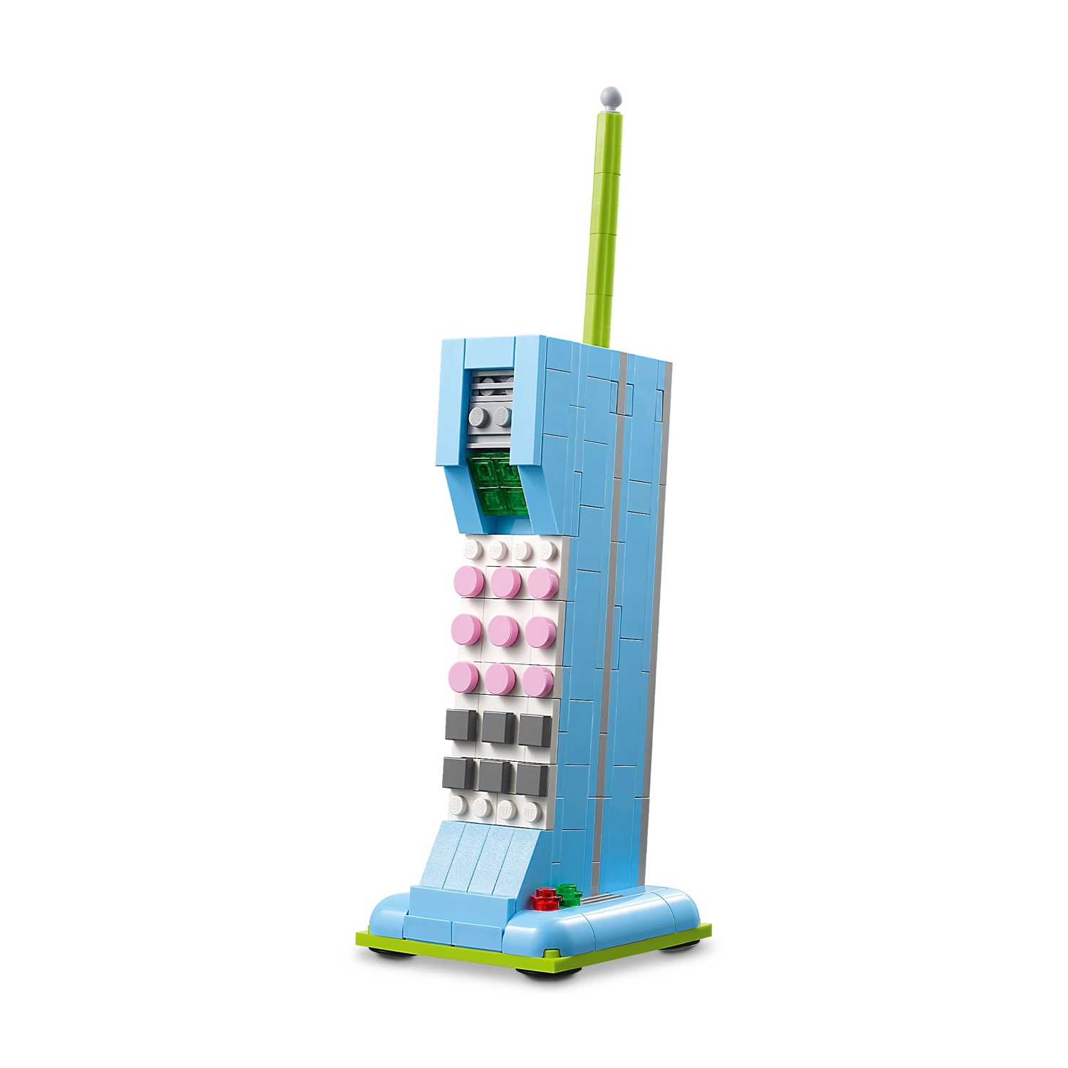 Un telefono Lego fatto con blocchi blu, rosa, grigi, antenna verde e base verde su sfondo bianco.