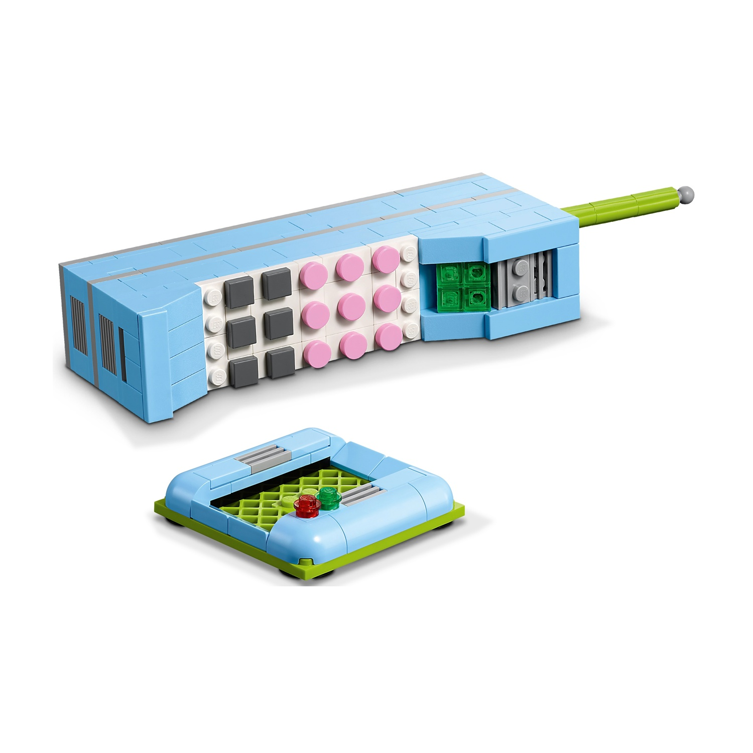Un modello Lego di un telefono cellulare azzurro con pulsanti rosa e grigi e una base separata con componenti verdi, rossi e verdi.