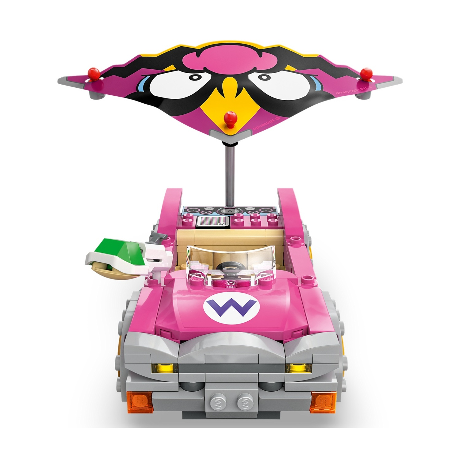 Un'auto Lego rosa con una grande W sul davanti. Ha una struttura a forma di volto sopra e si trova su uno sfondo bianco.