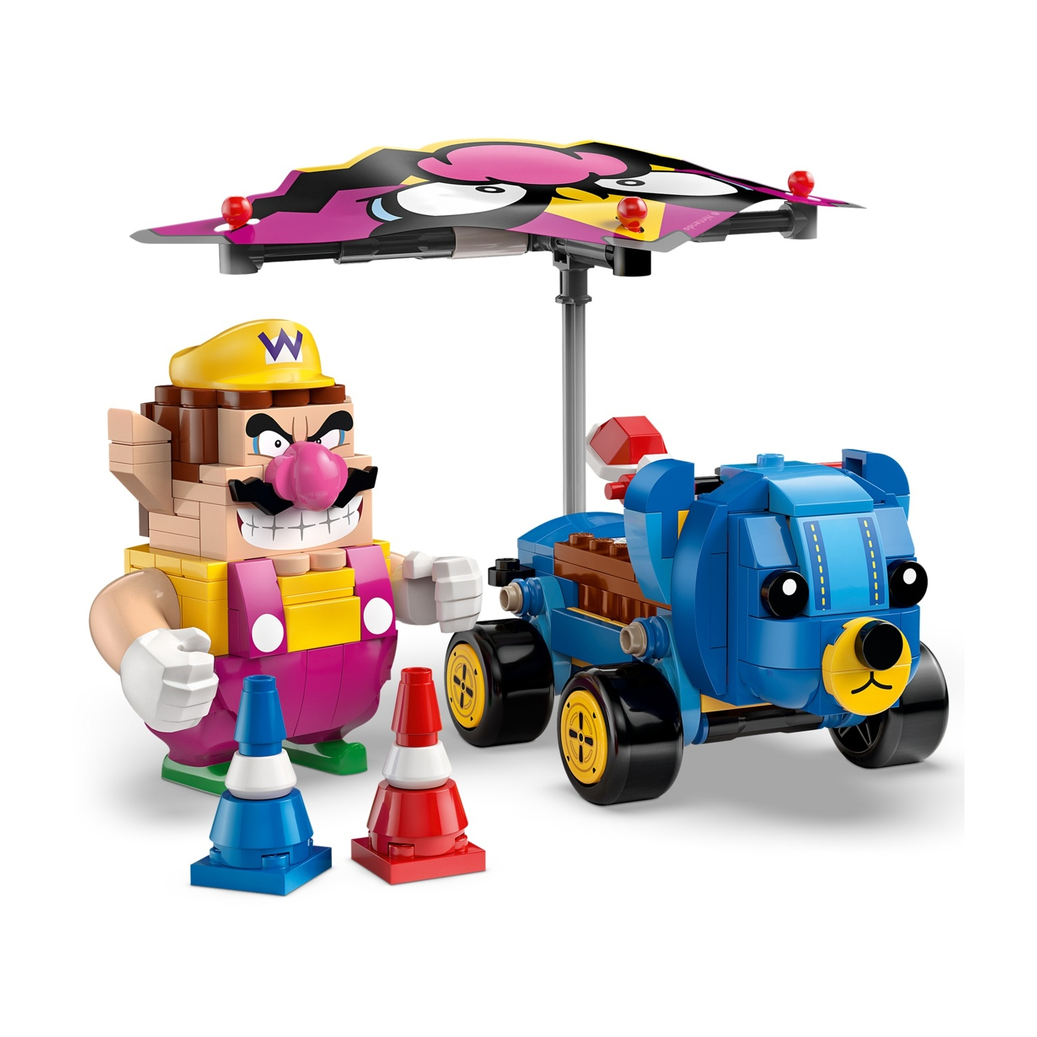 Personaggio Lego di Wario con un'auto blu e un ombrello a tema Wario. Coni stradali in primo piano. Sfondo bianco.