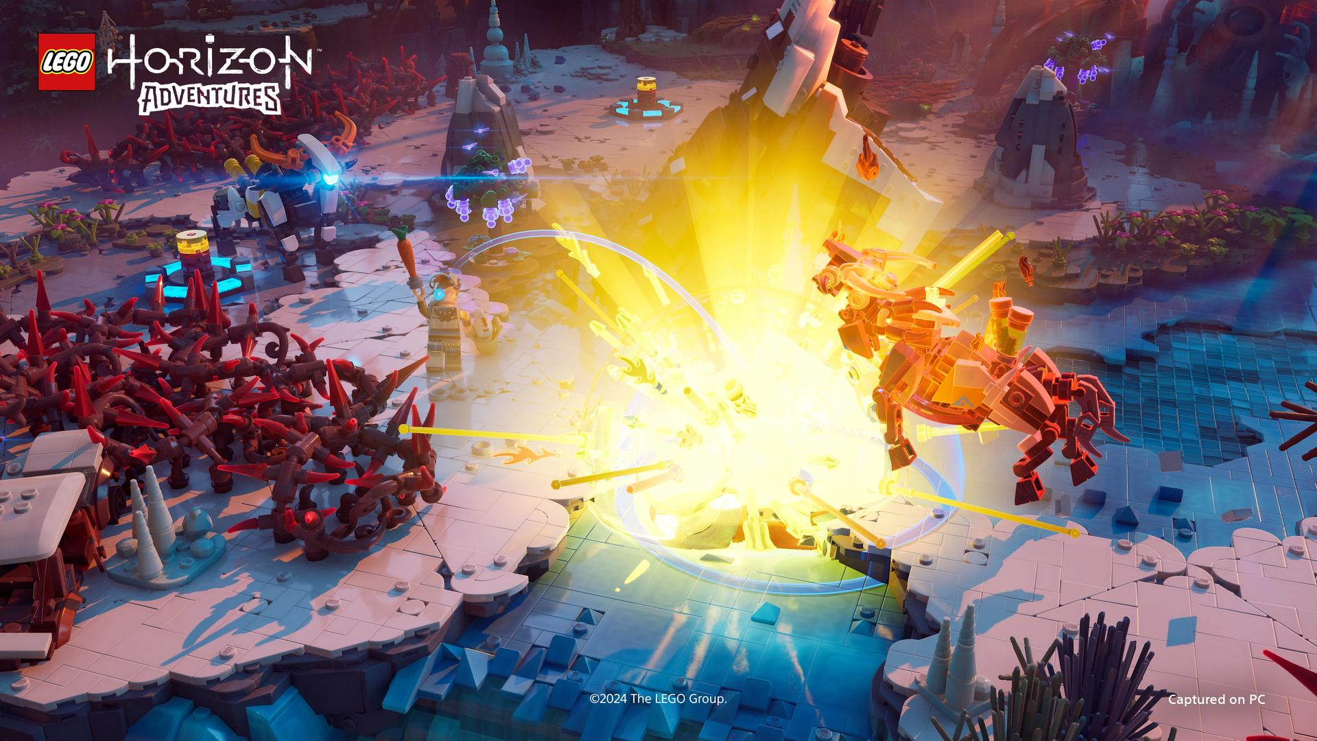 Lego Horizon Adventures Szene. Ein Roboter explodiert mit Energie, umgeben von anderen Robotern, Strukturen und Charakteren. Helles Licht.