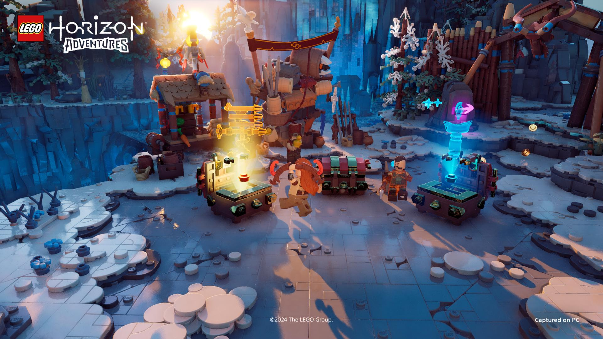 Lego Horizon Adventures Szene. Lego-Figuren in der Nähe von Truhen und Strukturen in einer schneebedeckten Landschaft. Helle Lichteffekte und blaue Glanzlichter.