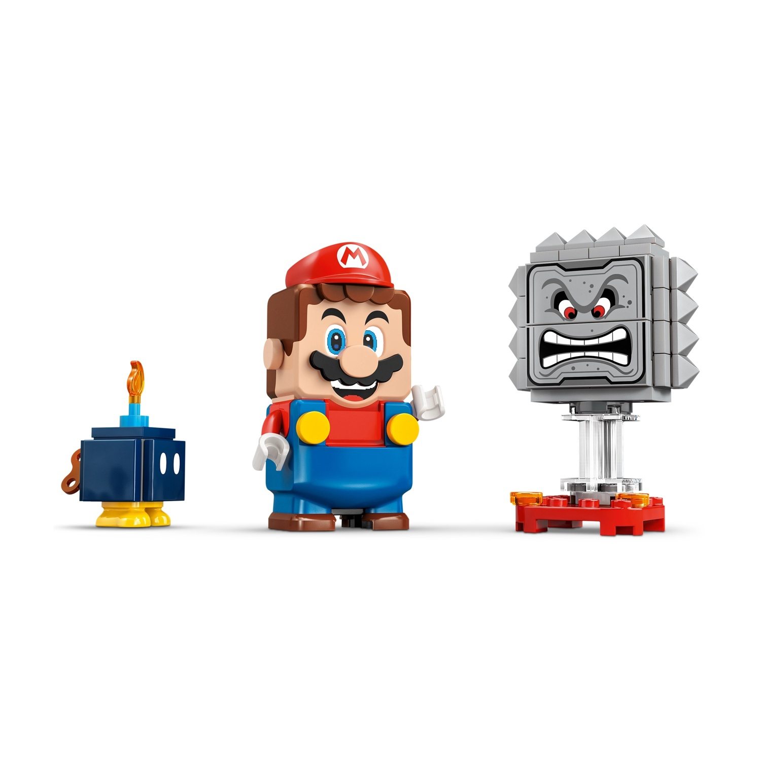 Lego Mario, un Bob-omb e un Thwomp su sfondo bianco. Mario con il suo iconico abito. Il Bob-omb ha una fiamma. Thwomp ha delle punte.