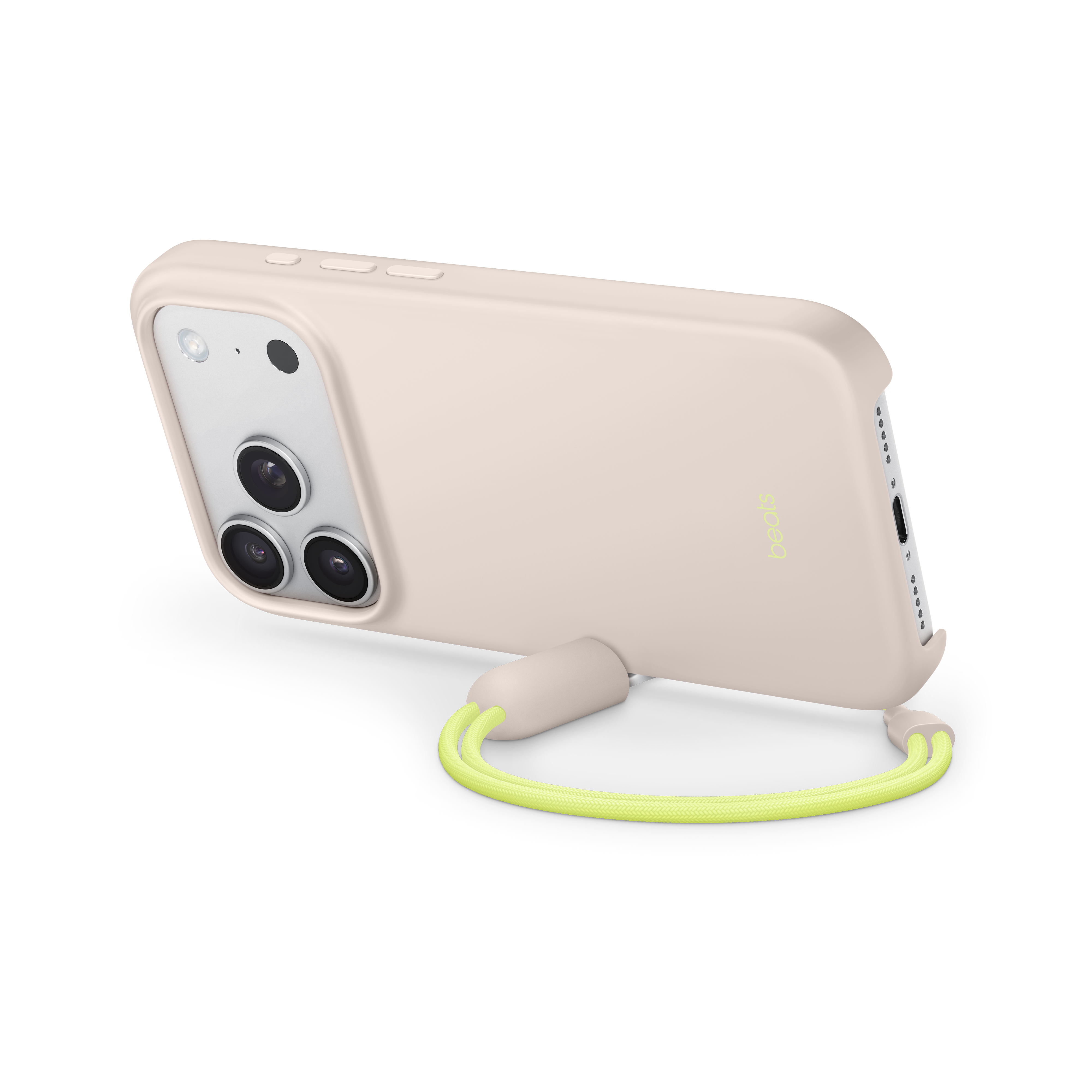 Coque de téléphone beige avec une sangle verte. Le téléphone a trois caméras. Fond noir.