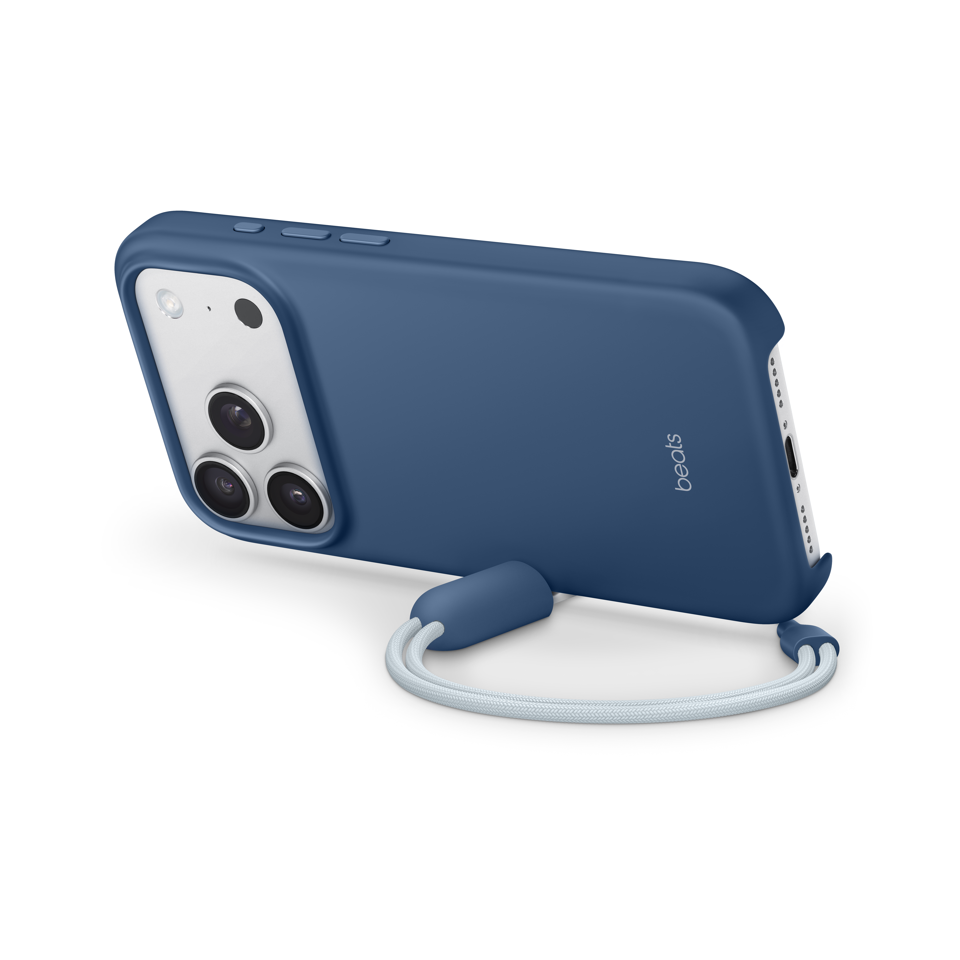 Téléphone bleu dans un étui avec une sangle blanche, sur fond noir. Le téléphone a trois caméras.