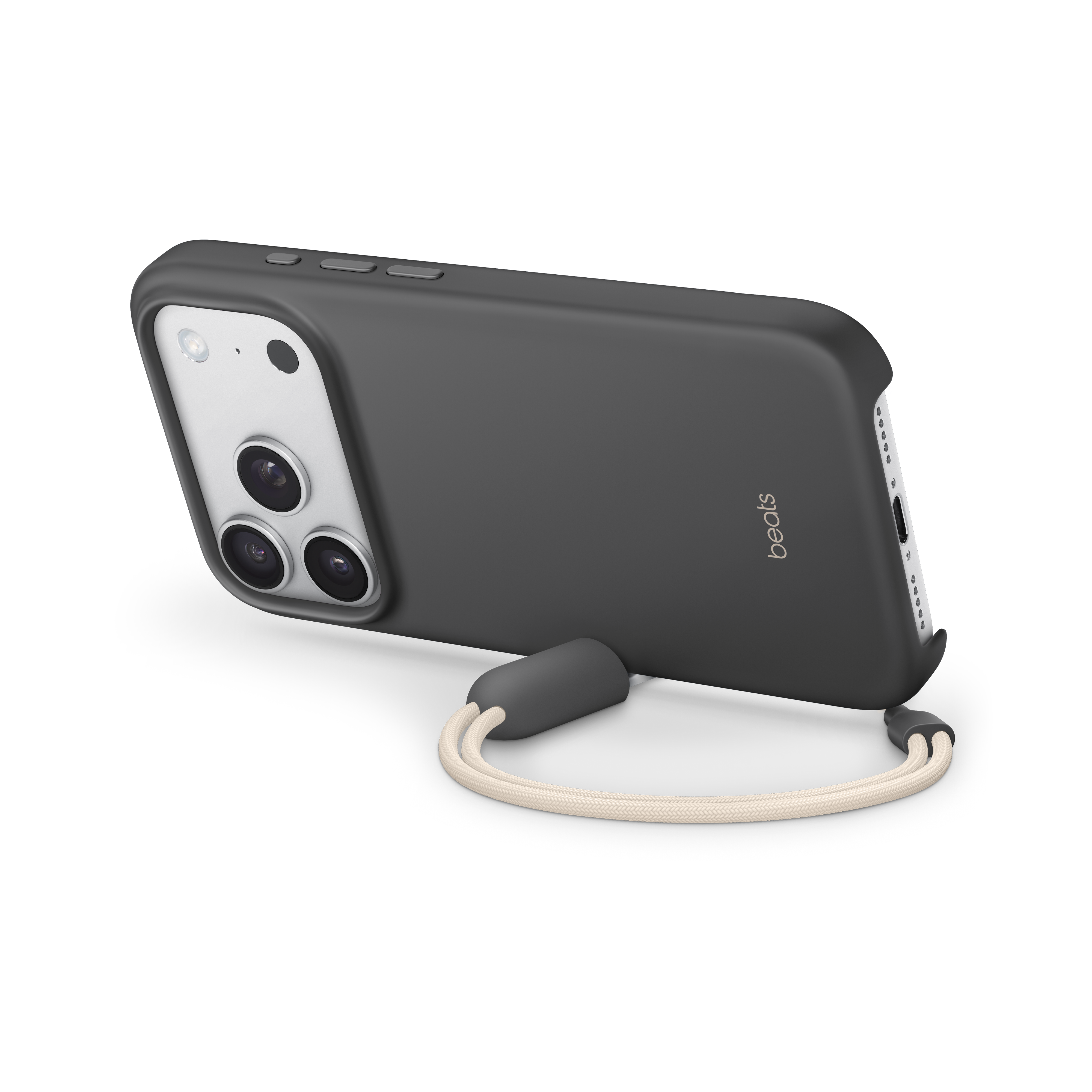 Coque de téléphone noire avec une sangle, en angle sur fond noir. L'étui a trois caméras.