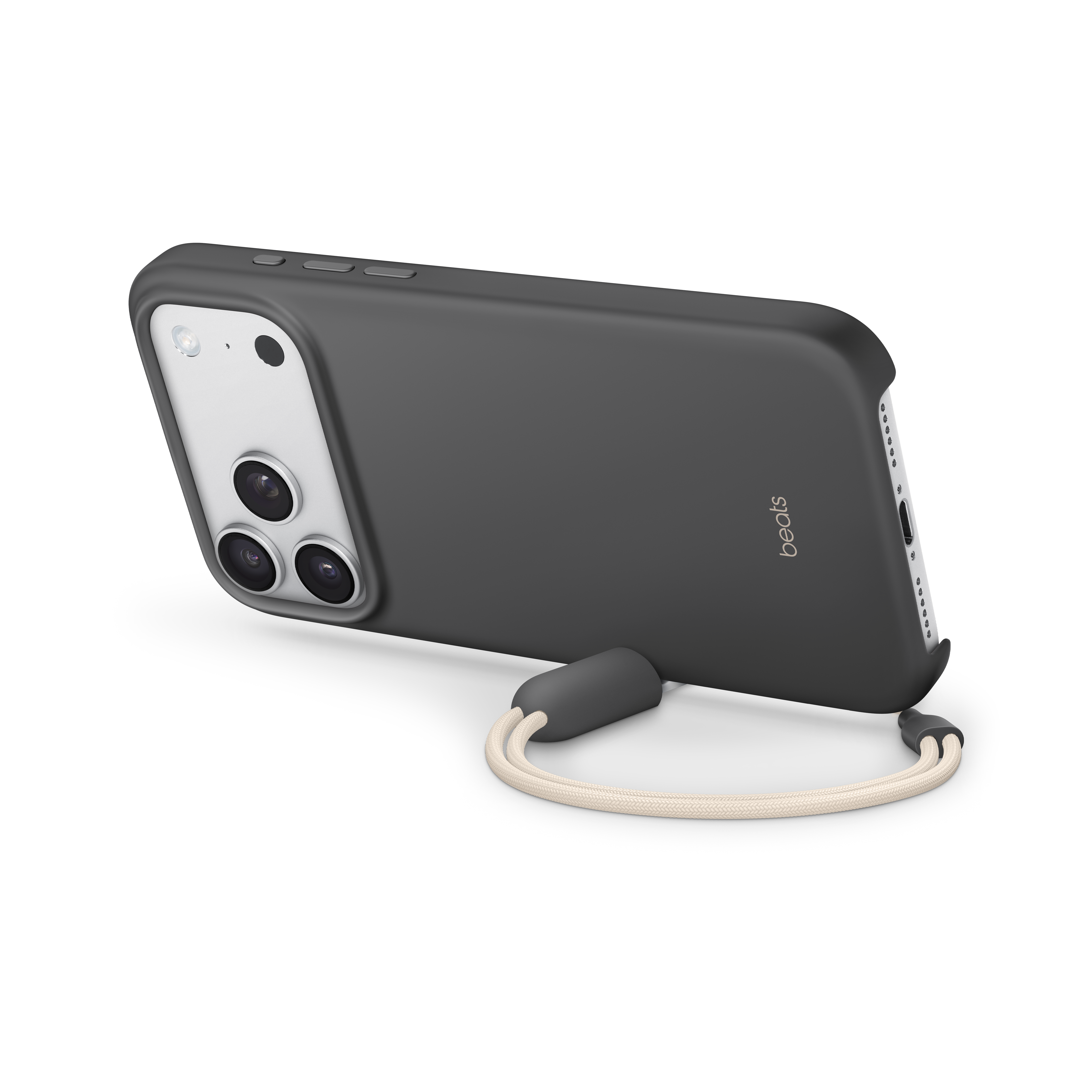 Un téléphone gris foncé dans un étui avec un cordon. Le téléphone a trois caméras et le logo 'beats'. Fond noir.