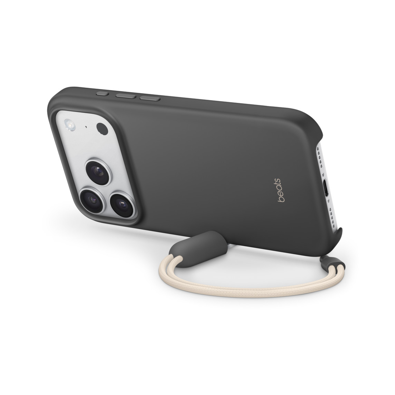Een zwarte telefoonhoes met een beige bandje. De telefoon heeft drie camera's en het Beats-logo. Witte achtergrond.