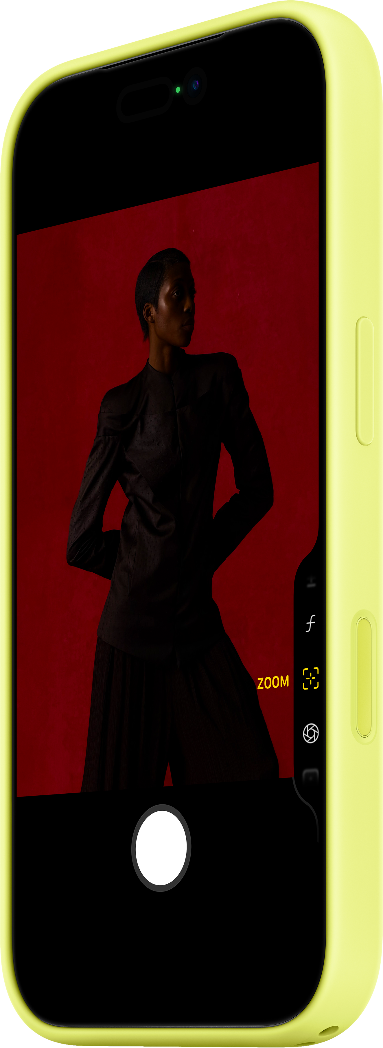 Un telefono mostra una persona vestita di scuro su sfondo rosso. Il telefono è giallo.