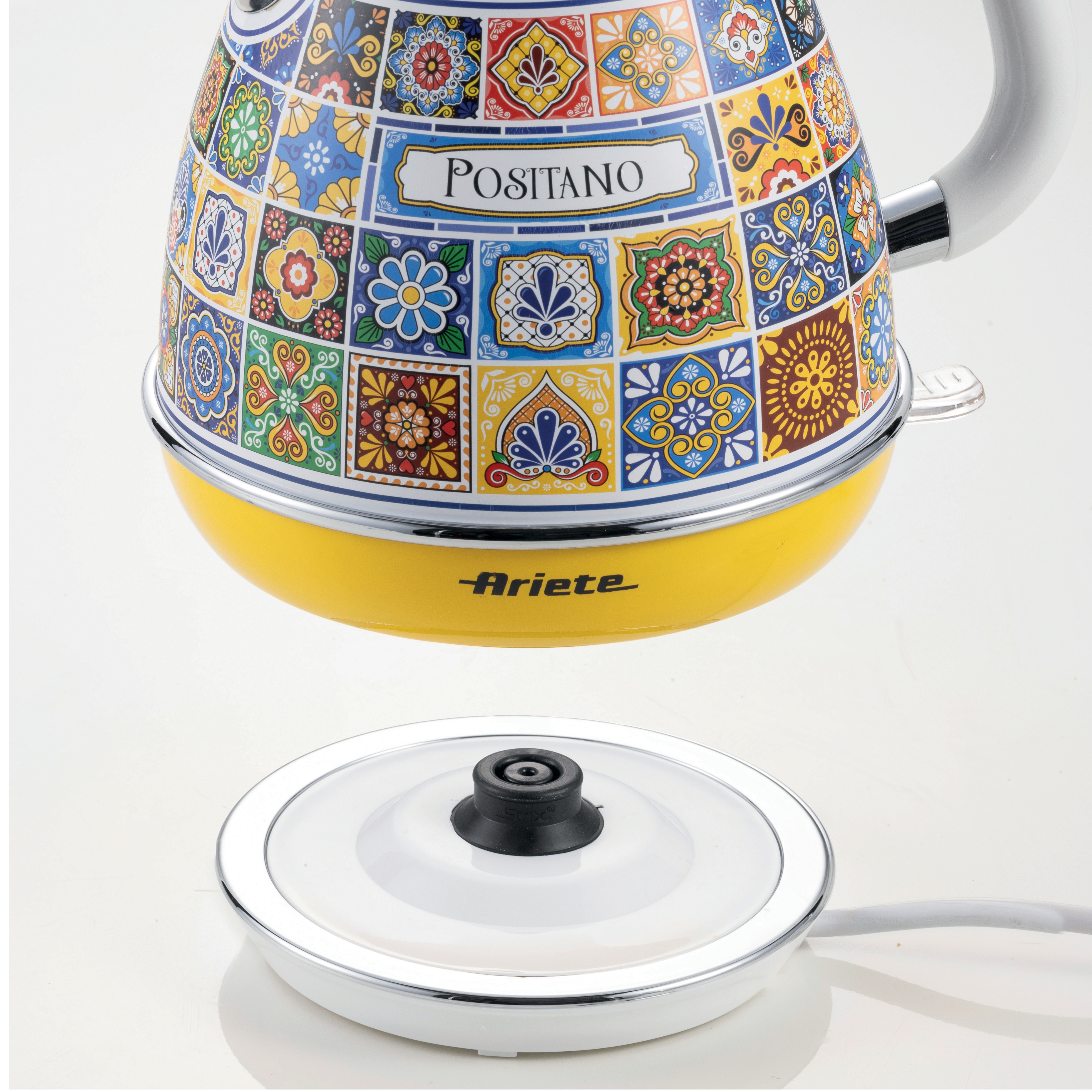 Ein bunter Wasserkocher mit Positano-Design. Der Wasserkocher ist gelb, mit weißem Deckel und Boden.
