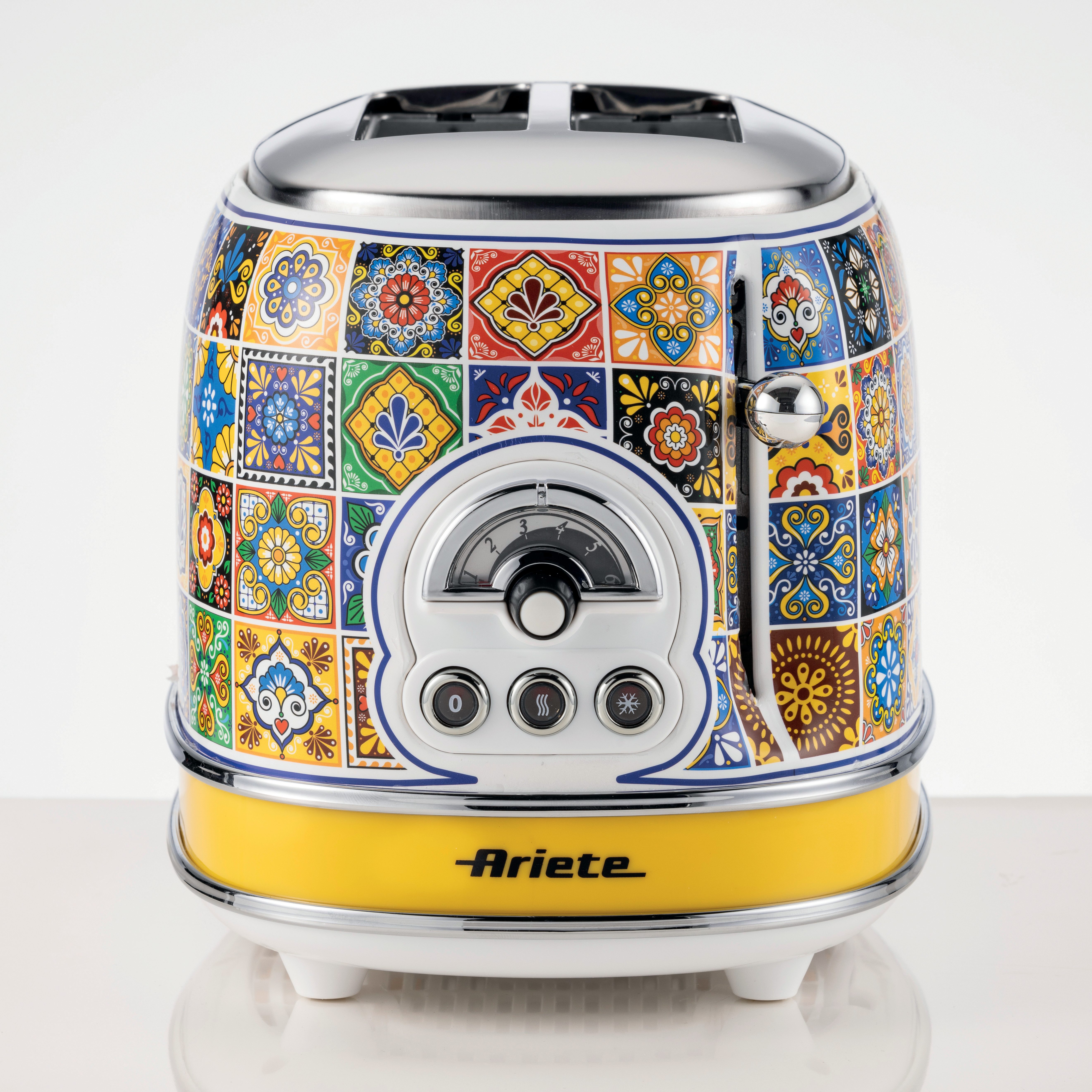 Ein bunter Toaster mit gemustertem Design. Er hat eine Chromoberseite und -basis, einen gelben Boden und ein weißes Bedienfeld mit Knöpfen.
