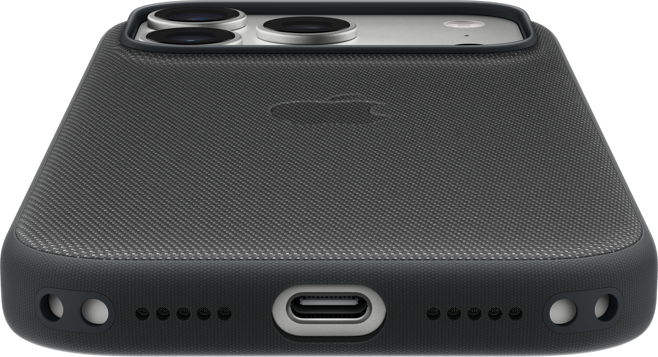 Primo piano di una custodia per telefono grigio scuro. La custodia ha una trama intrecciata e una porta di ricarica. Il logo Apple è visibile.