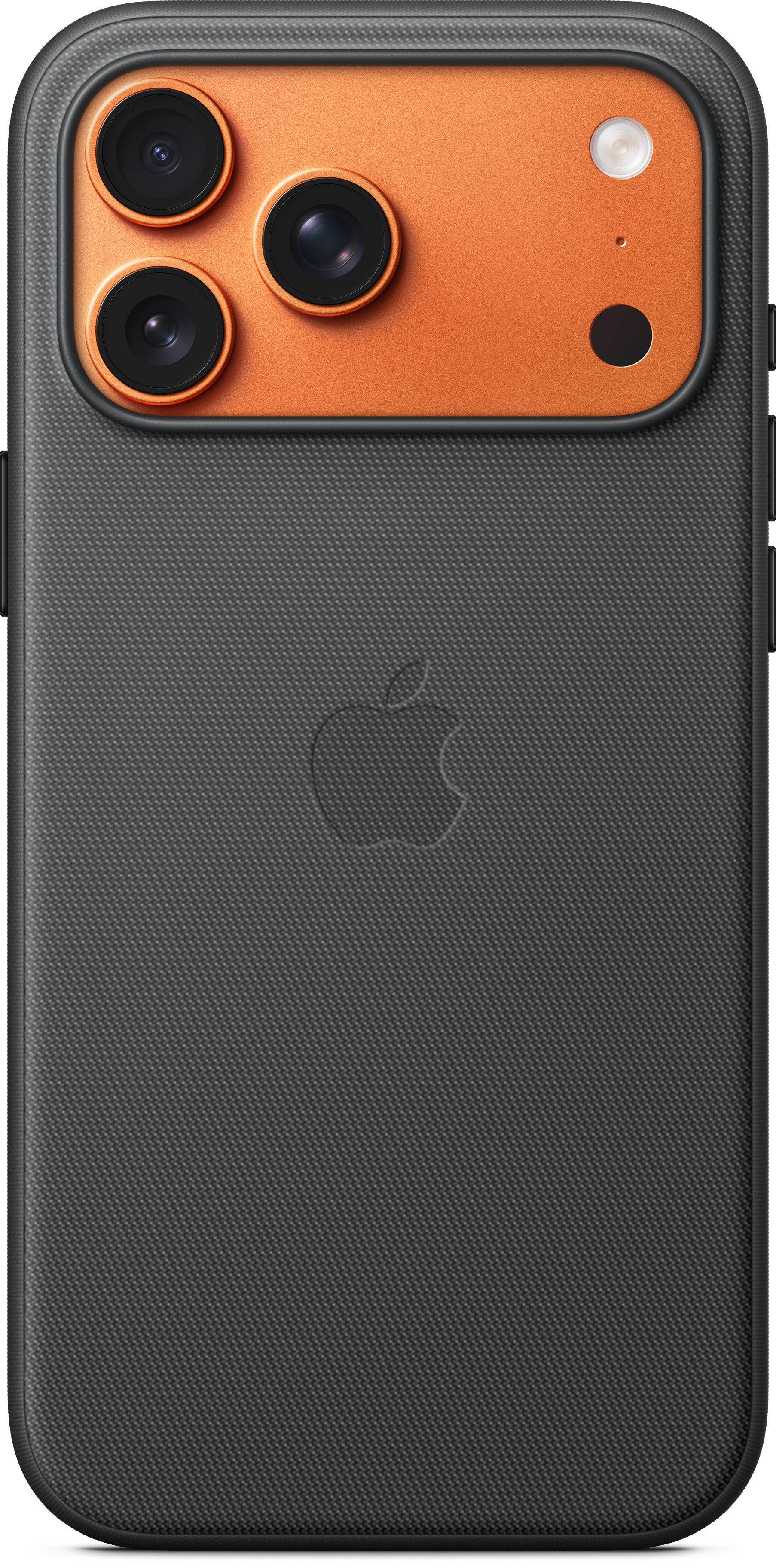 Gros plan sur une coque de téléphone. Elle a un dos gris texturé avec un logo Apple. La zone de la caméra est orange avec trois lentilles.