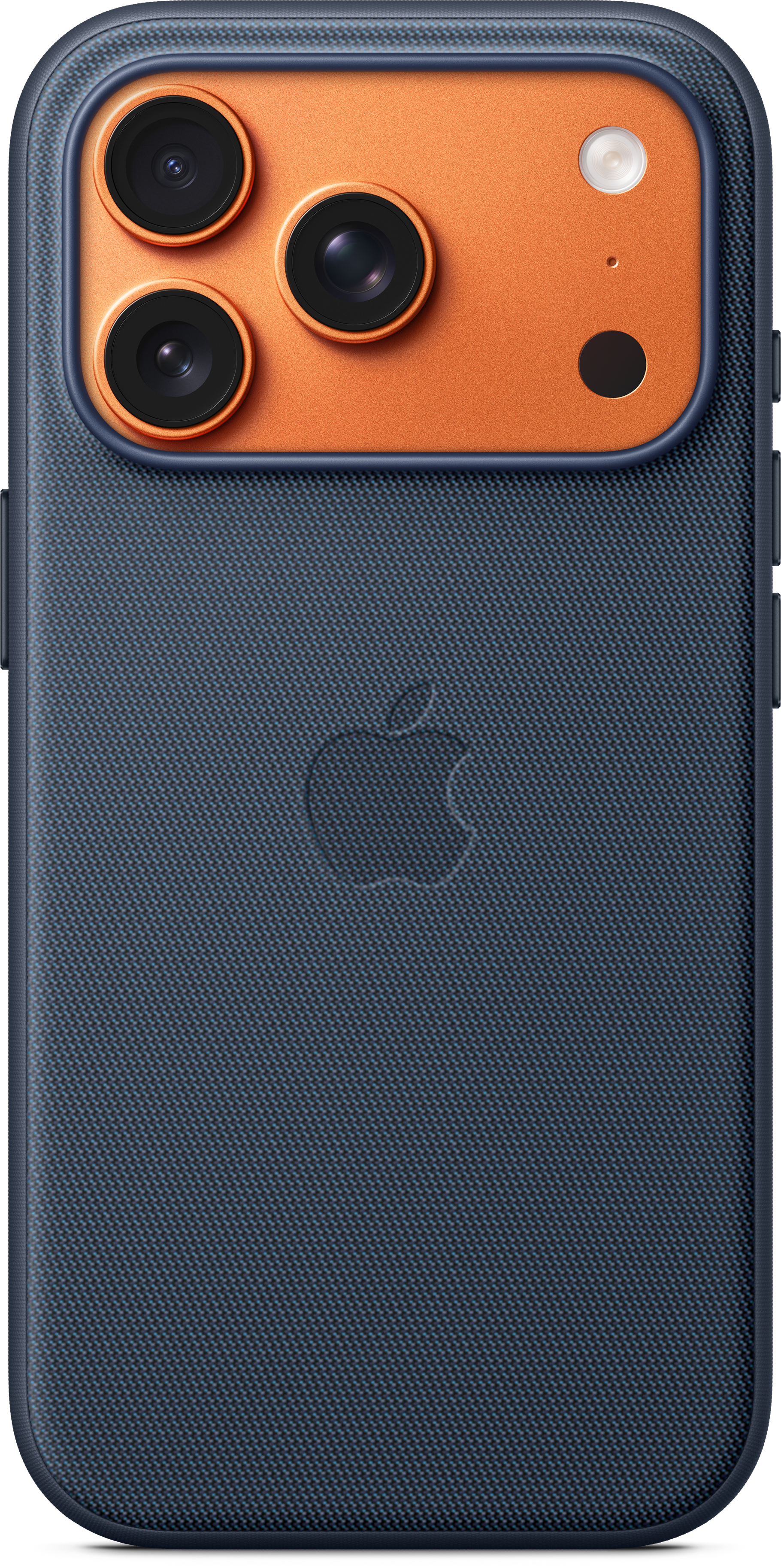 Nahaufnahme der Rückseite eines Smartphones. Es hat drei Kameralinsen, eine orangefarbene Kameraerhebung und eine marineblaue, strukturierte Rückseite mit Apple-Logo.