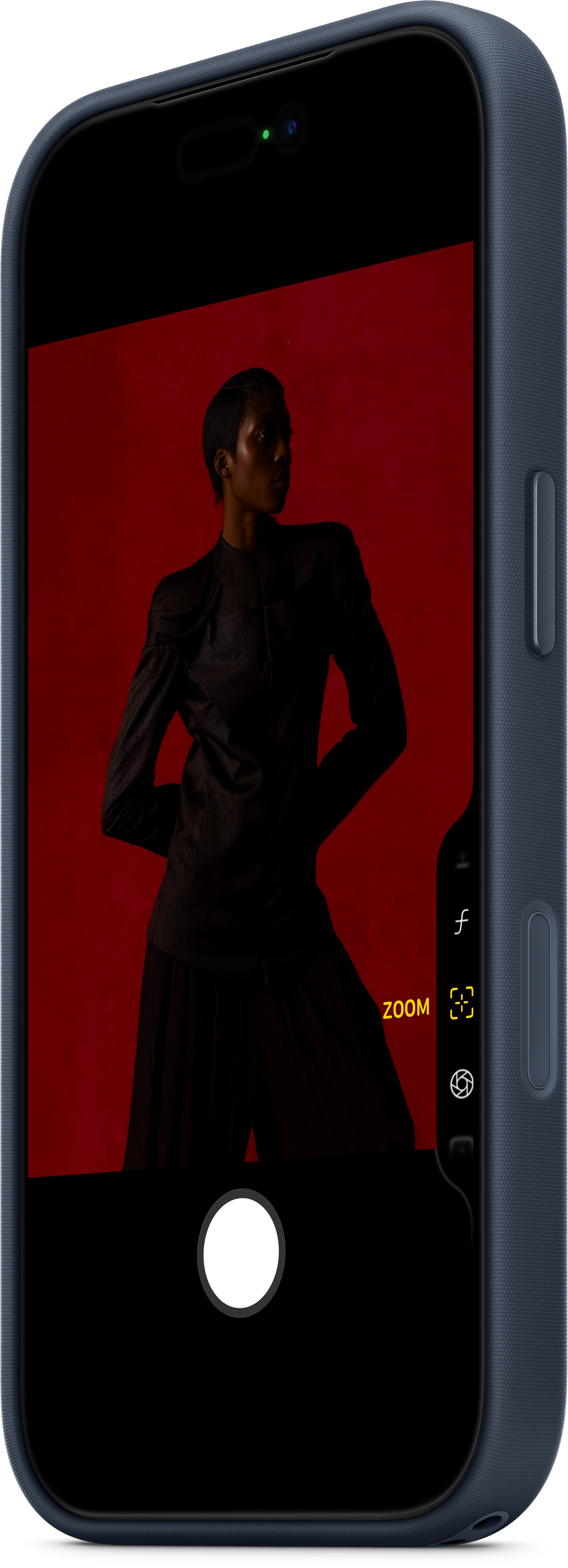 Auf dem Telefon ist eine Person in dunkler Kleidung vor rotem Hintergrund zu sehen. Das Telefon ist blau mit sichtbaren Kamerasteuerelementen.