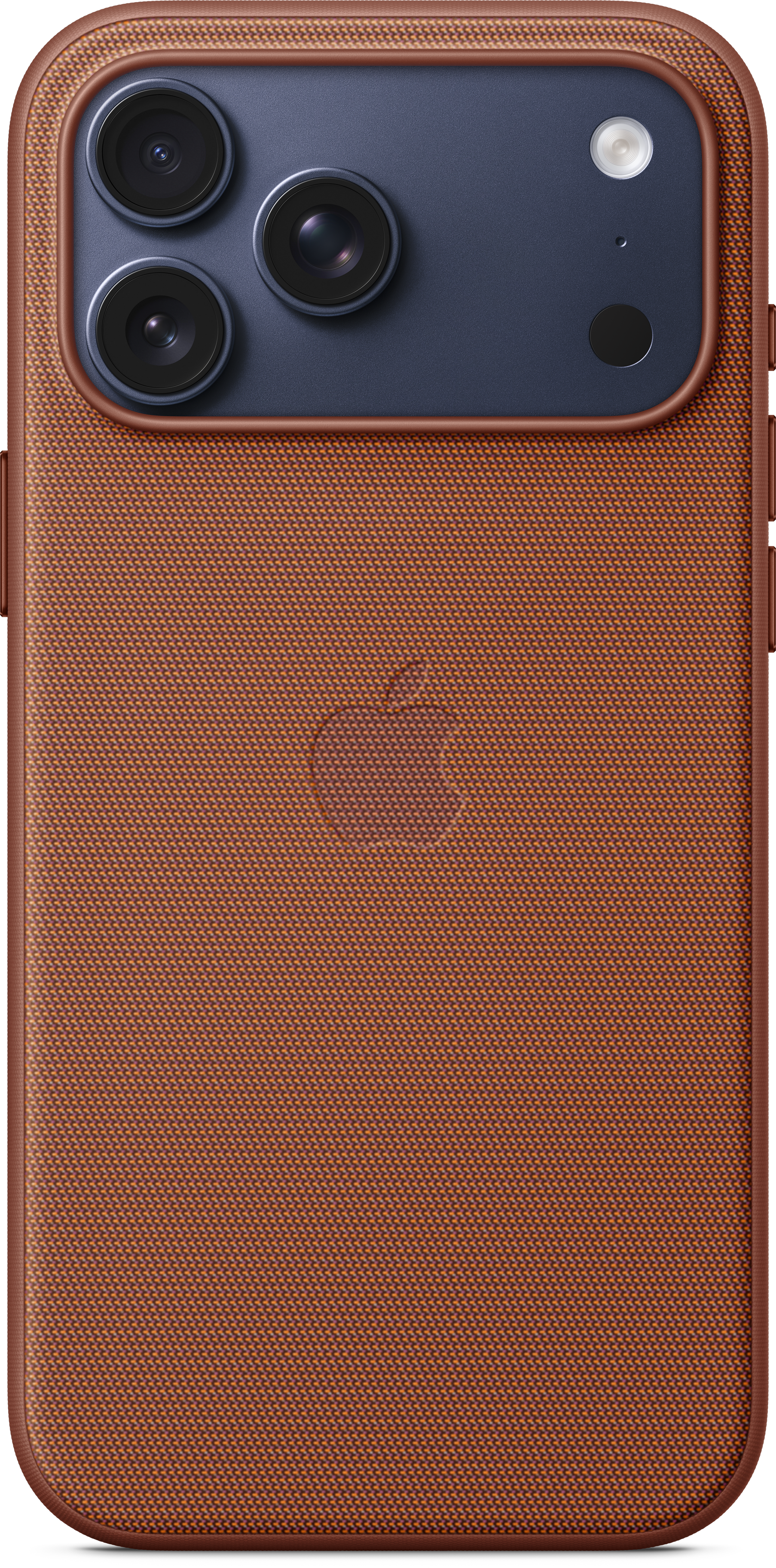 Braune iPhone-Hülle mit drei Kameras, Blitz und Apple-Logo. Strukturiertes Stoffdesign mit braunem Rahmen und dunkelblauem Kamerabereich.