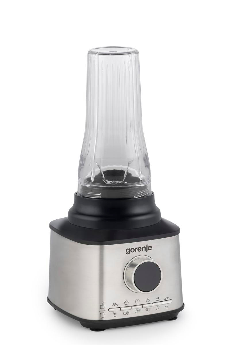 Ein silberner Gorenje-Mixer mit einem transparenten, geriffelten Behälter. Er hat einen schwarzen Sockel und ein Bedienfeld.