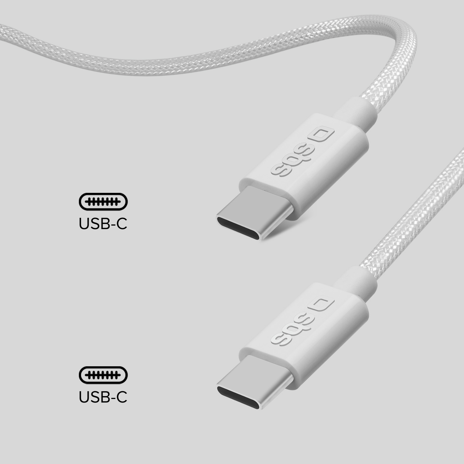 Zwei weiße USB-C-Kabel mit dem Logo 'sqs' und USB-C-Symbolen. Kabel auf hellgrauem Hintergrund.
