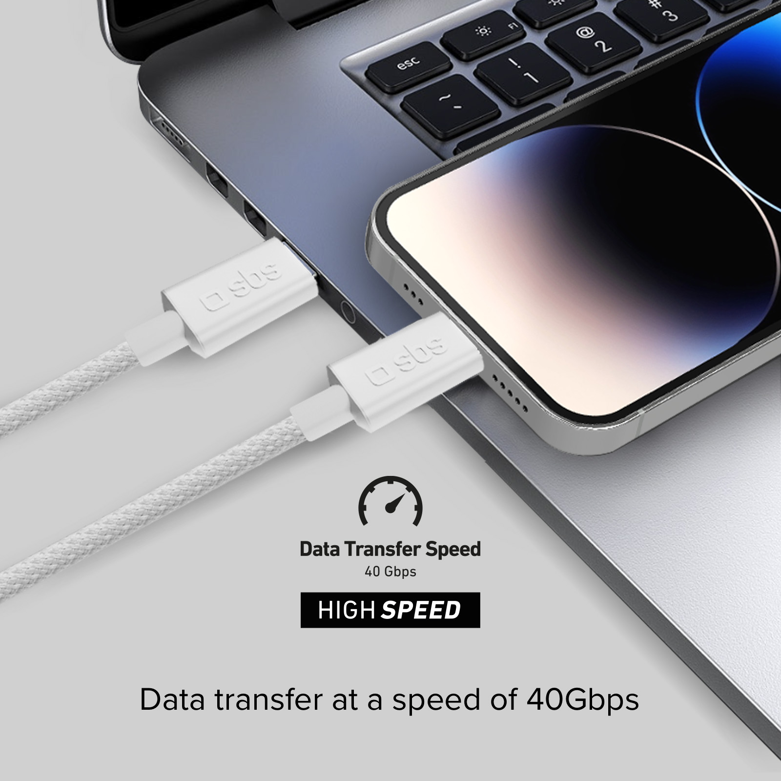 Weißes Ladekabel, das mit Laptop und Telefon verbunden ist und Datenübertragung mit 40 Gbit/s zeigt.