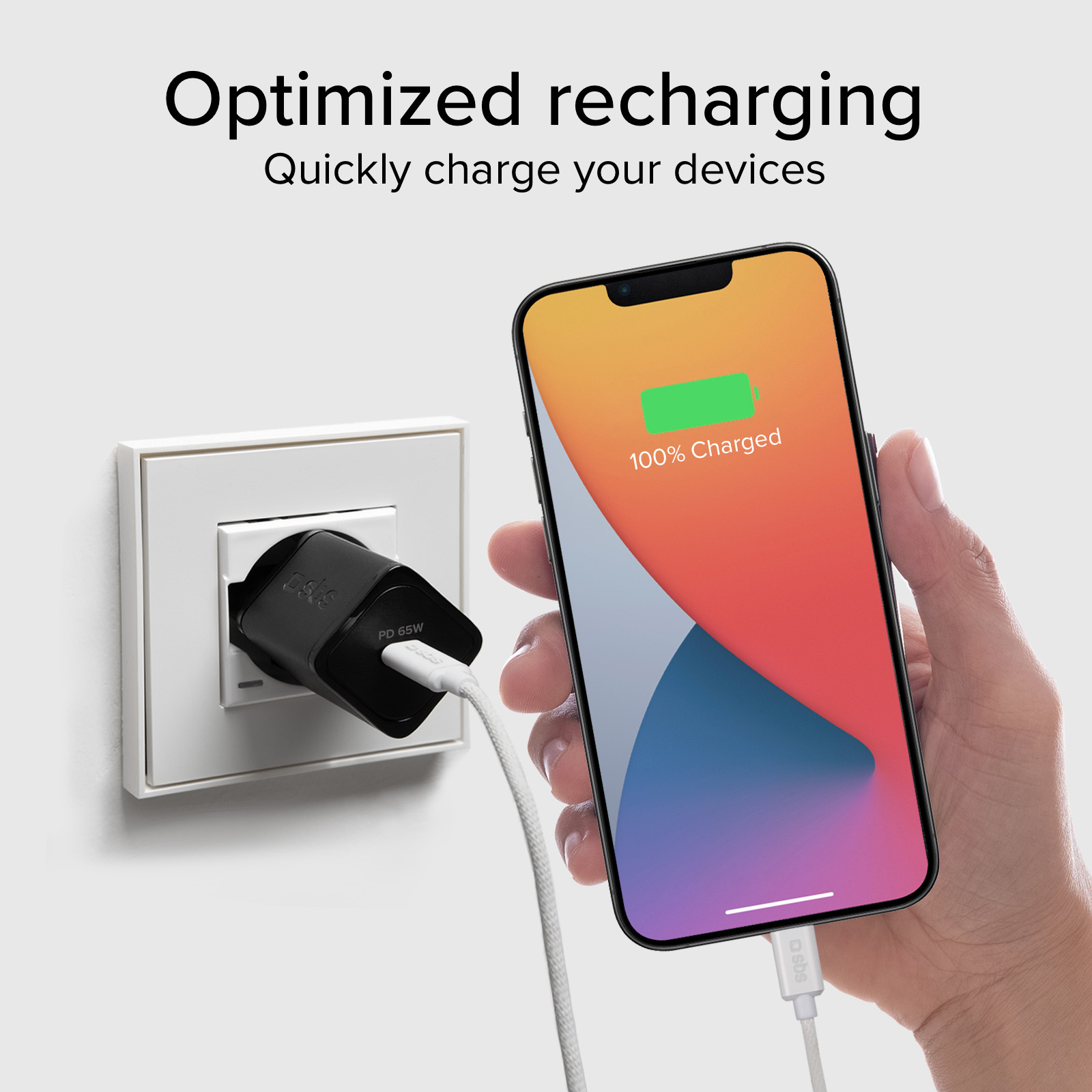 Telefon wird mit weißem Kabel und schwarzem Ladegerät geladen. Telefon zeigt 100% geladen an.