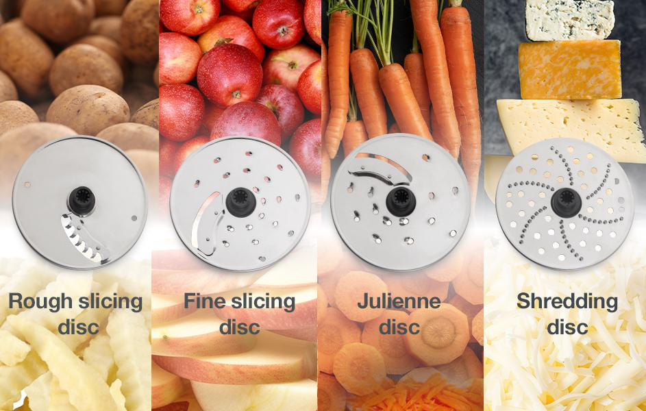 Das Bild zeigt vier Food-Processor-Scheiben. Grobe Schneidscheibe neben Kartoffeln. Feine Schneidscheibe neben Äpfeln. Juliennescheibe neben Karotten.