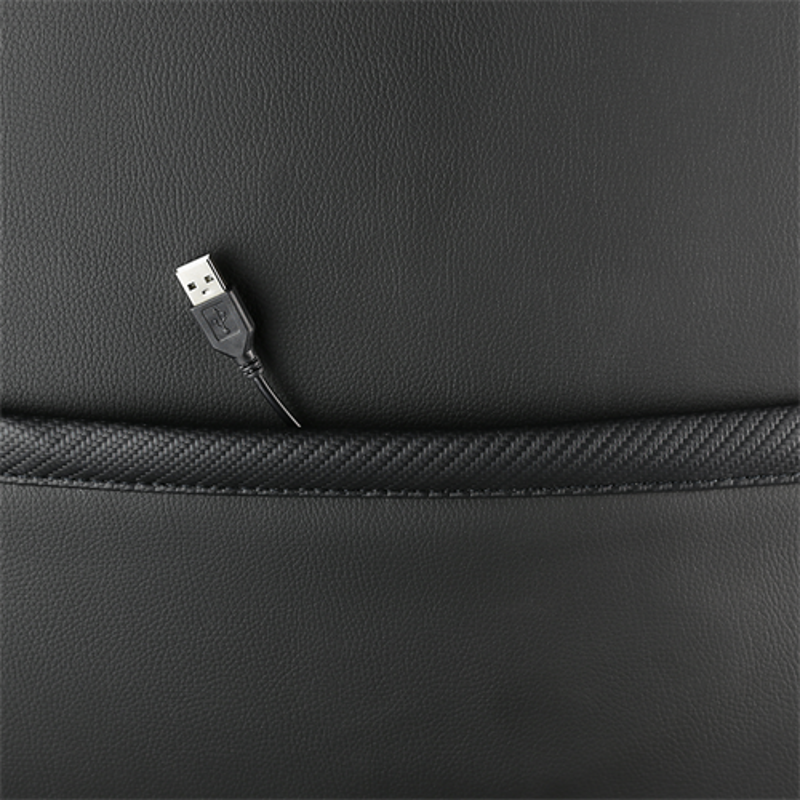 Un cavo USB con connettore bianco emerge da una tasca nera su una superficie nera strutturata.