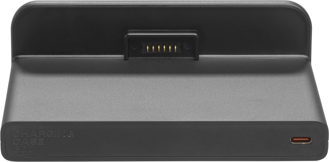 Un étui de chargement gris avec un dessus noir. Il possède un port de chargement en haut et les mots charging case 600.