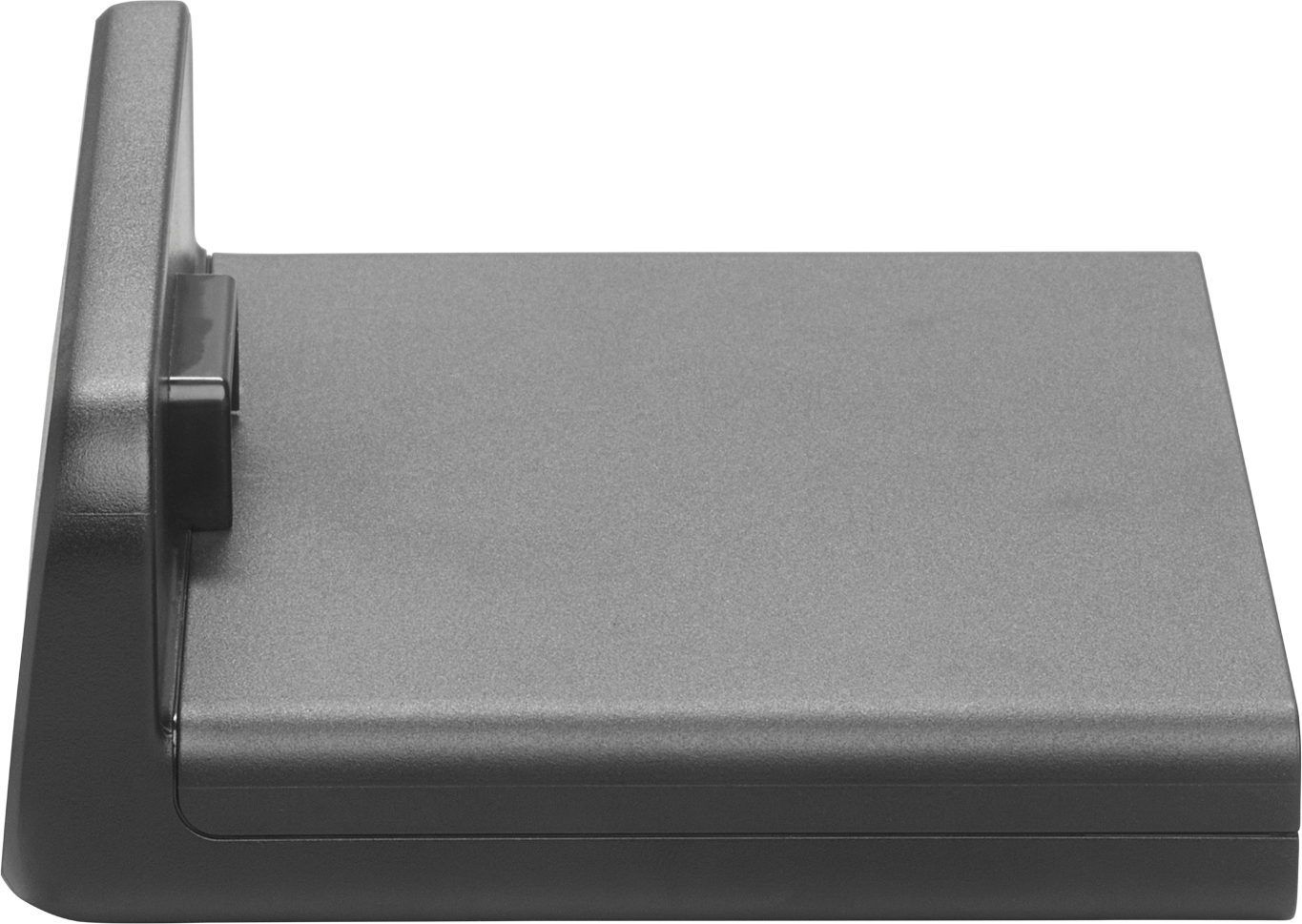 Un appareil gris et rectangulaire avec un support vertical à gauche. Il a une surface texturée et un fond noir.
