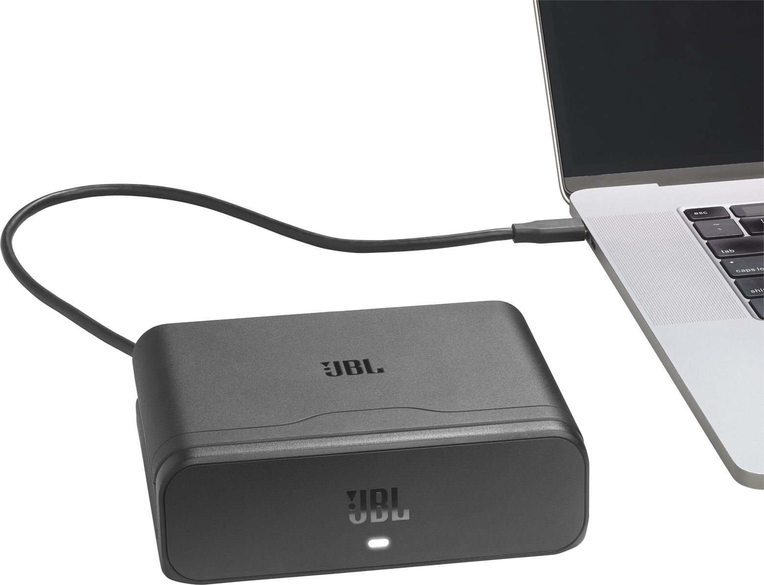 Un appareil JBL noir est connecté à un ordinateur portable par un câble. L'appareil porte le logo JBL.