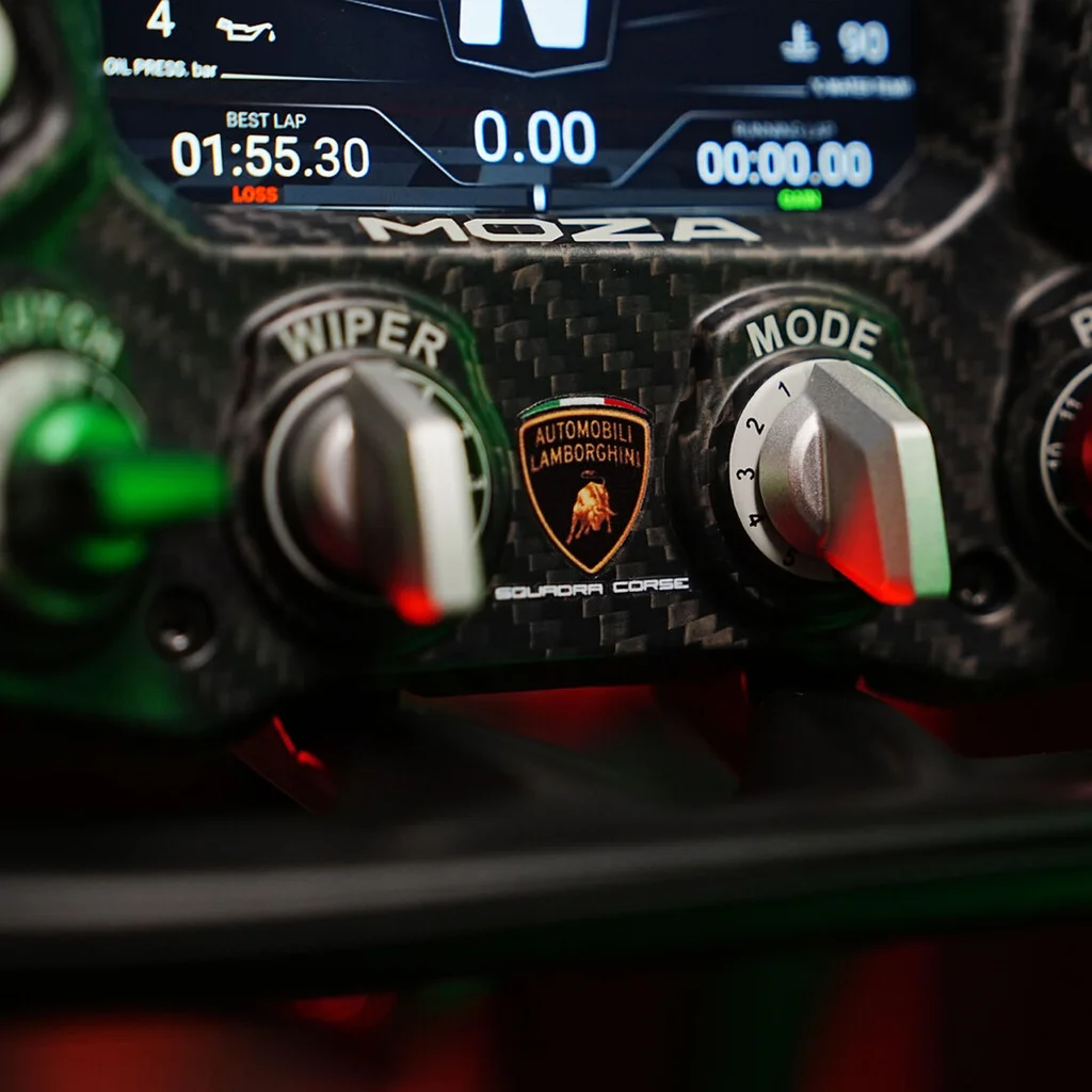 Detail des Armaturenbretts mit Lamborghini-Logo, Anzeige der besten Rundenzeit und Bedienknöpfen. Karbonfaser-Textur sichtbar.