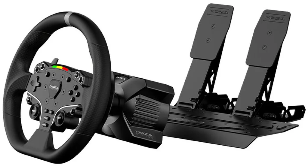 Schwarzes Rennlenkrad und Pedalset. Das Lenkrad hat Knöpfe und ein Display. Pedale sind schwarz und metallisch.