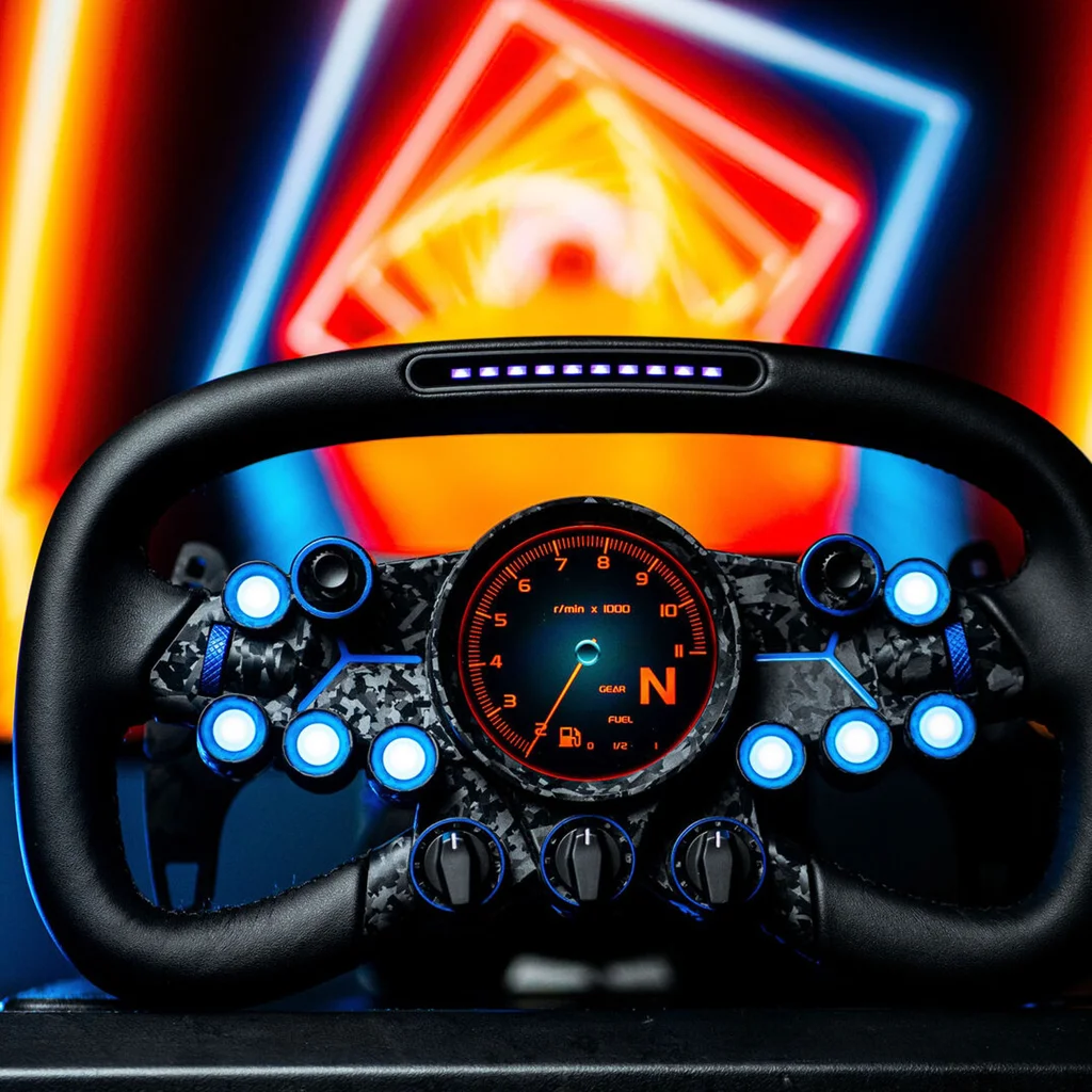 Ein schwarzes Lenkrad mit digitaler Anzeige, die U/min und Kraftstoffstände anzeigt. Neonlichter im Hintergrund.