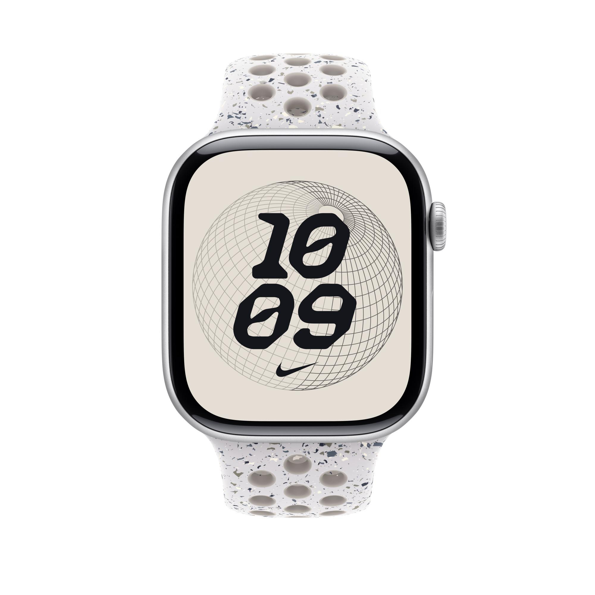 Apple Watch mit weißem, gesprenkeltem Armband. Der Bildschirm zeigt die Uhrzeit 10:09 mit einem Nike-Logo unten.